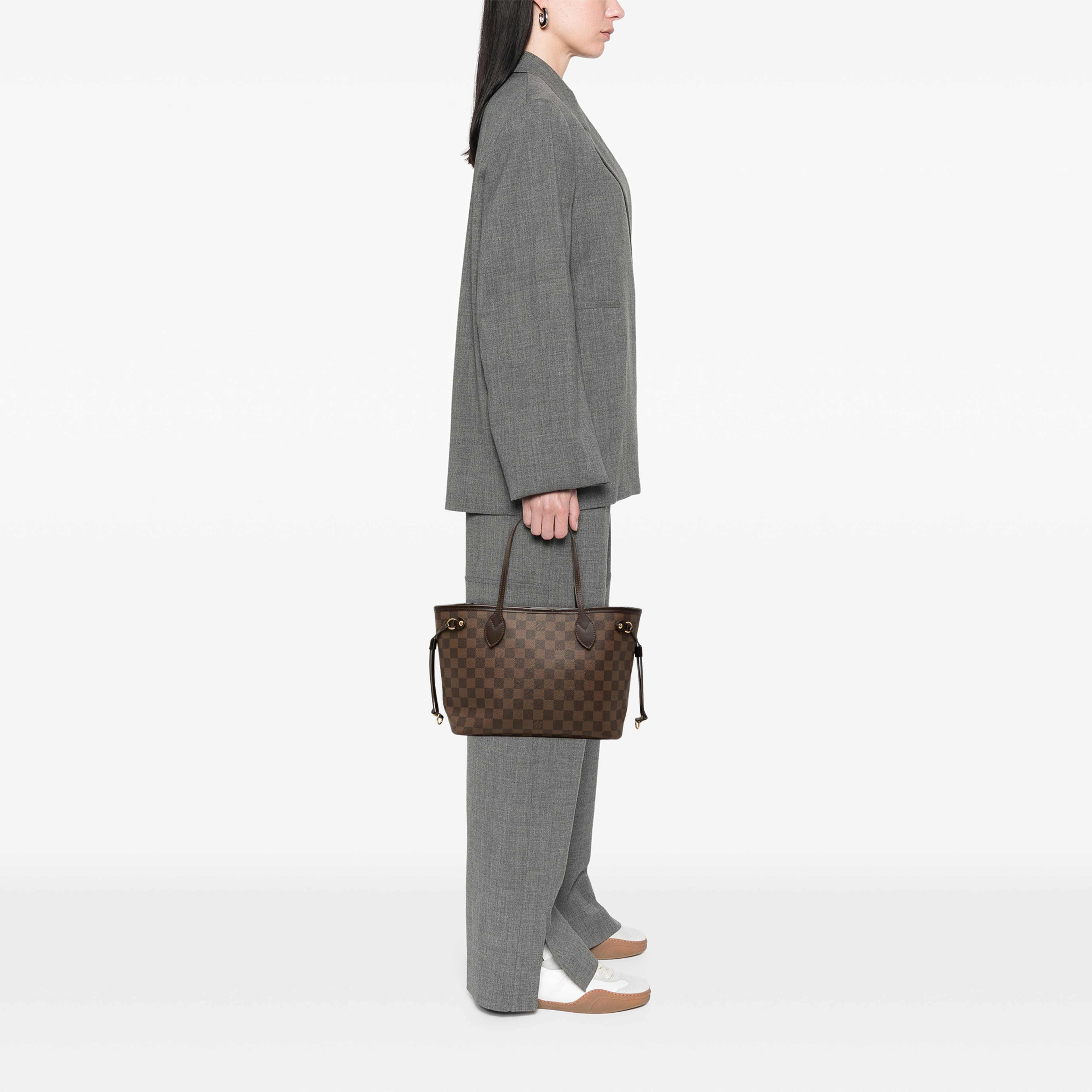 Louis Vuitton Damier Ebene Neverfull Pm, från Luxclusif, i färgen brun. Klicka för att öppna bilden i stort format