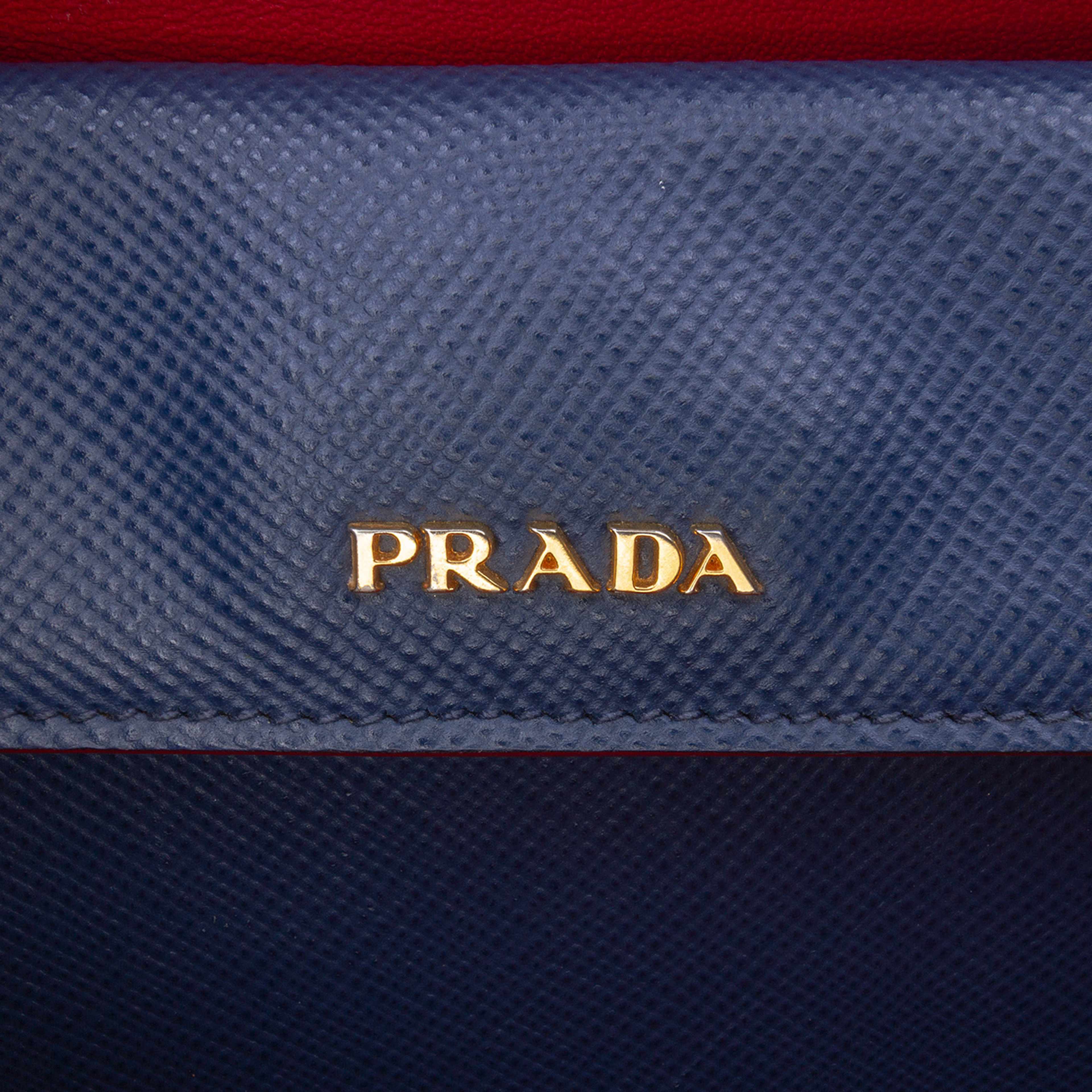 Prada Medium Saffiano Cuir Double Satchel, från Luxclusif, i färgen blue. Klicka för att öppna bilden i stort format