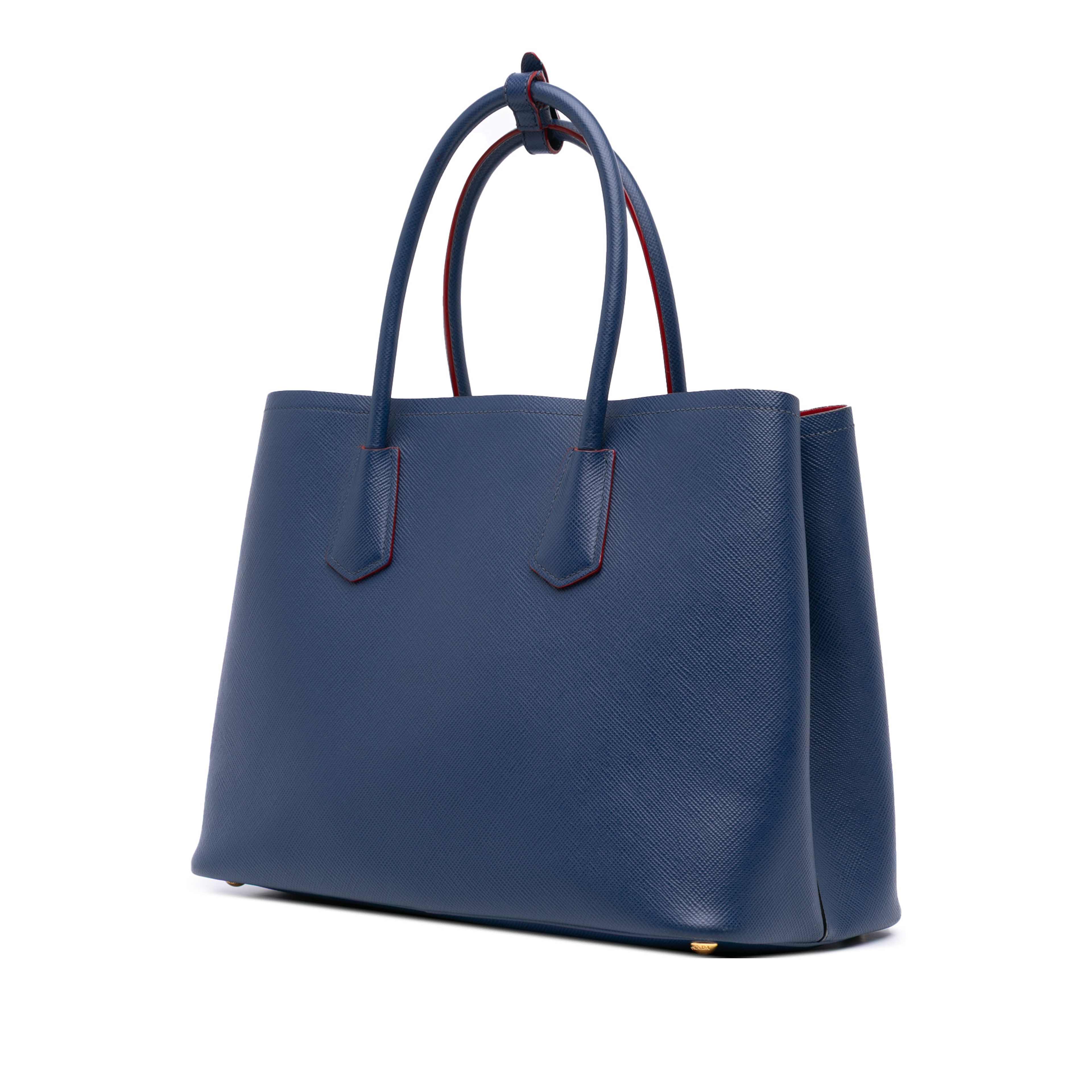 Prada Medium Saffiano Cuir Double Satchel, från Luxclusif, i färgen blue. Klicka för att öppna bilden i stort format