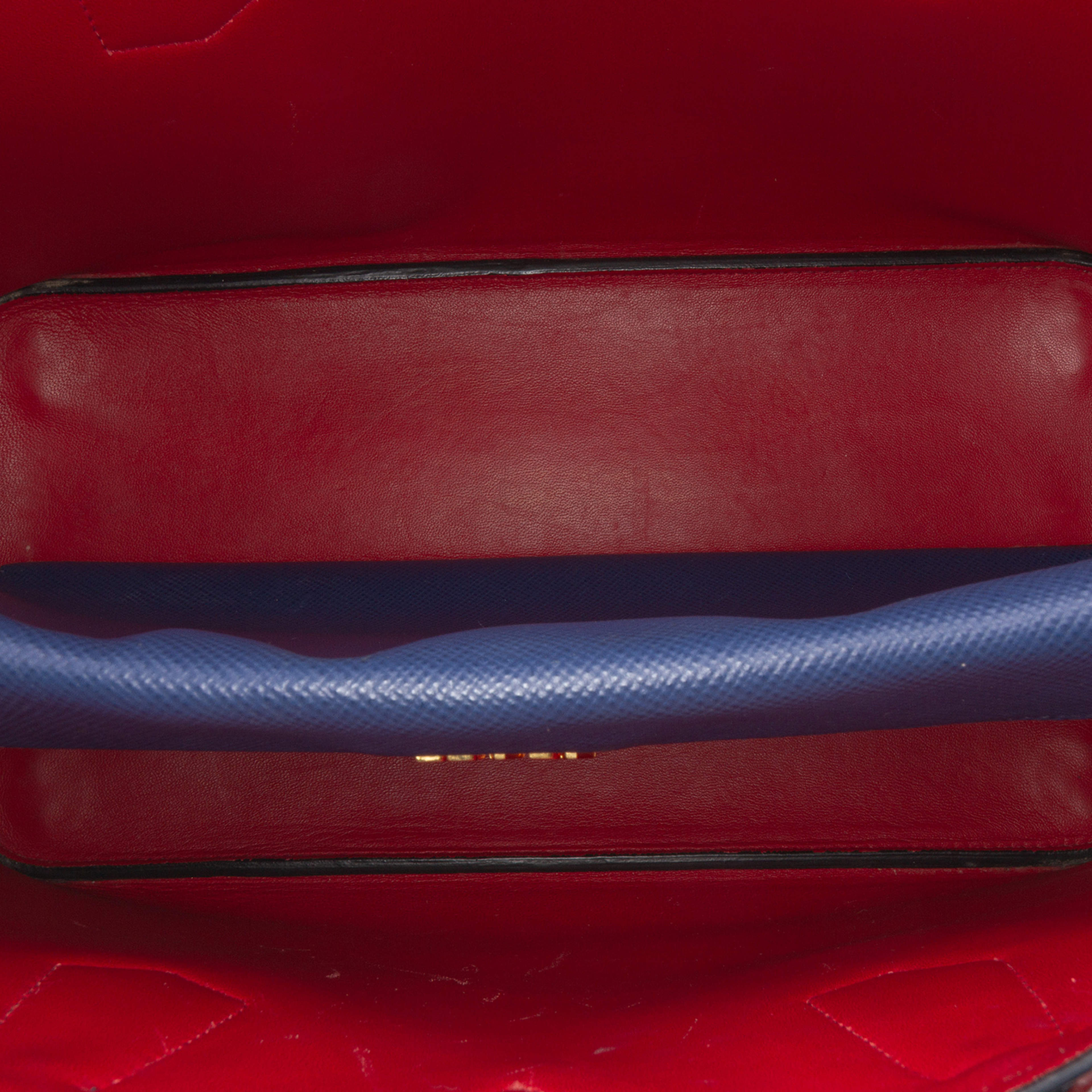 Prada Medium Saffiano Cuir Double Satchel, från Luxclusif, i färgen blue. Klicka för att öppna bilden i stort format