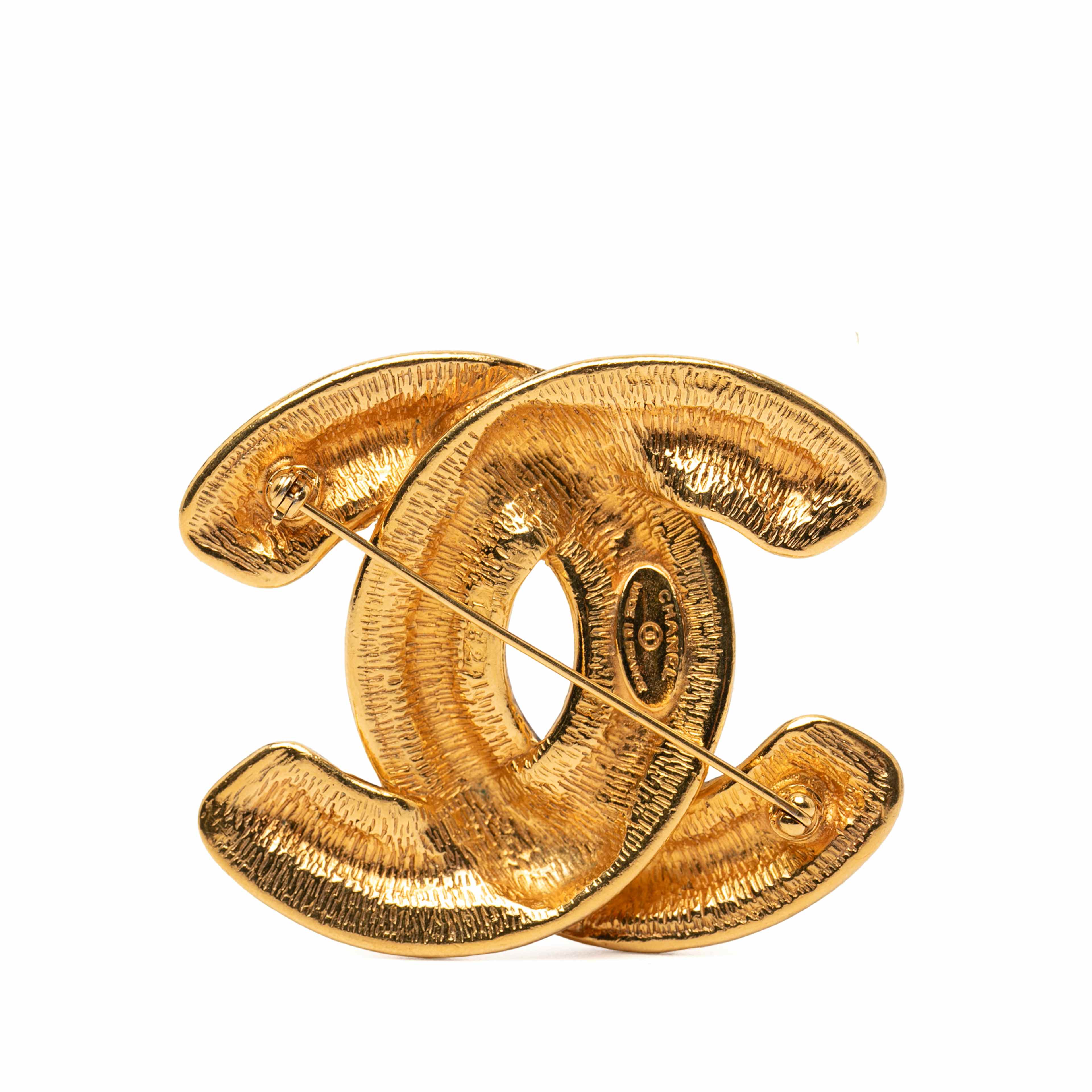 Chanel Cc Gold Plated Quilted Brooch, från Luxclusif, i färgen gold. Klicka för att öppna bilden i stort format