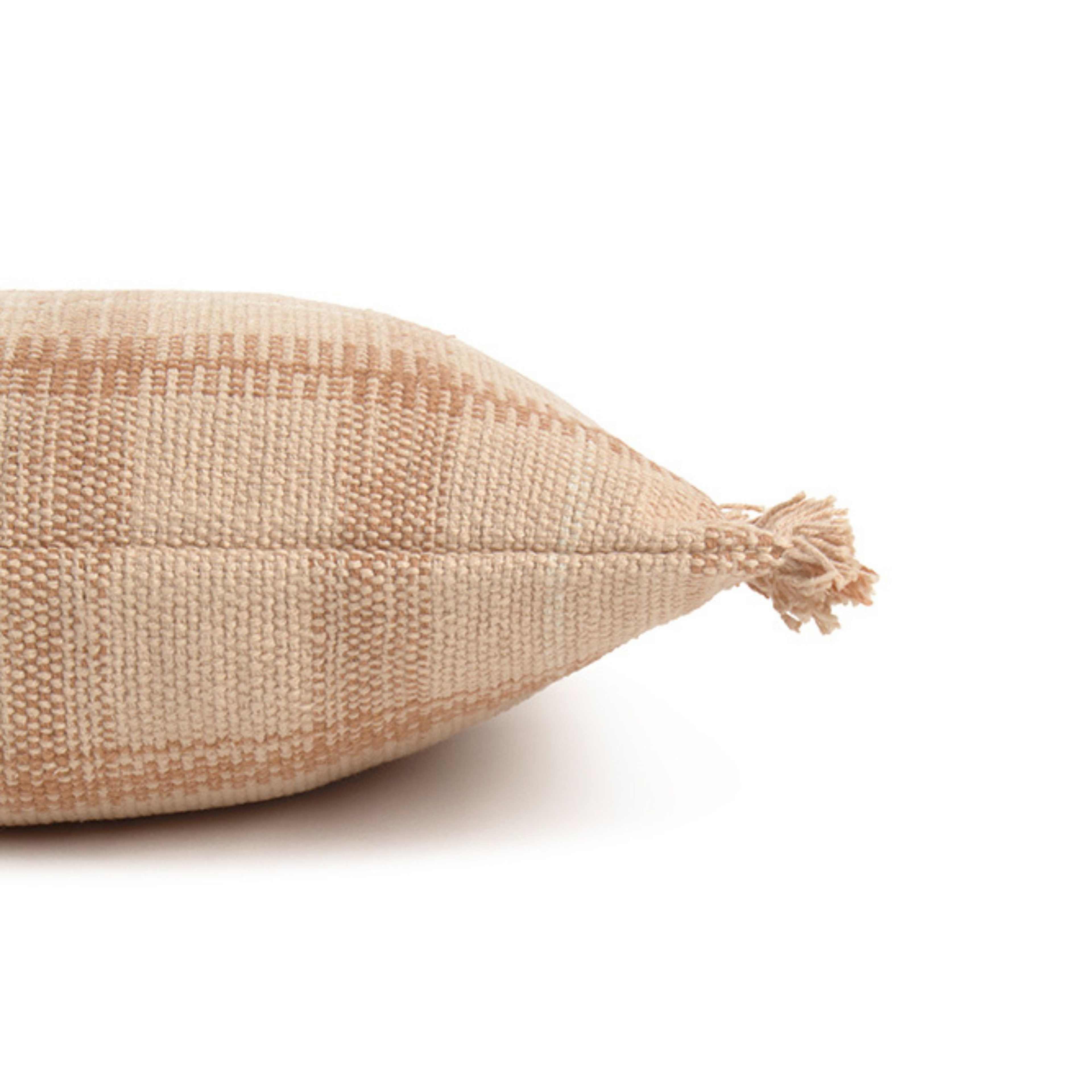 Handvävd Kudde, från LORENA CANALS, i färgen ros, kastanj, naturlig. Klicka för att öppna bilden i stort format