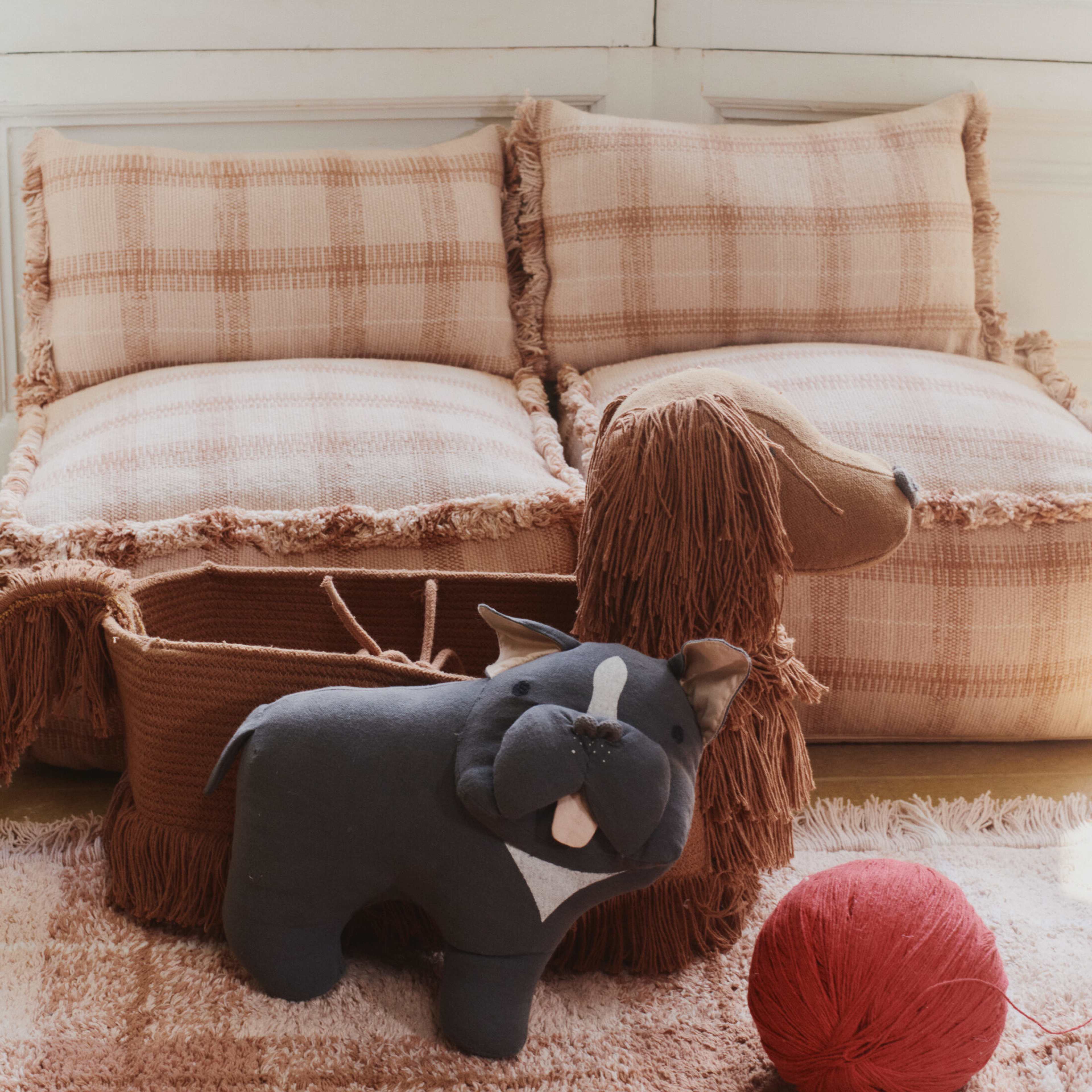 Handvävd Kudde, från LORENA CANALS, i färgen ros, kastanj, naturlig. Klicka för att öppna bilden i stort format