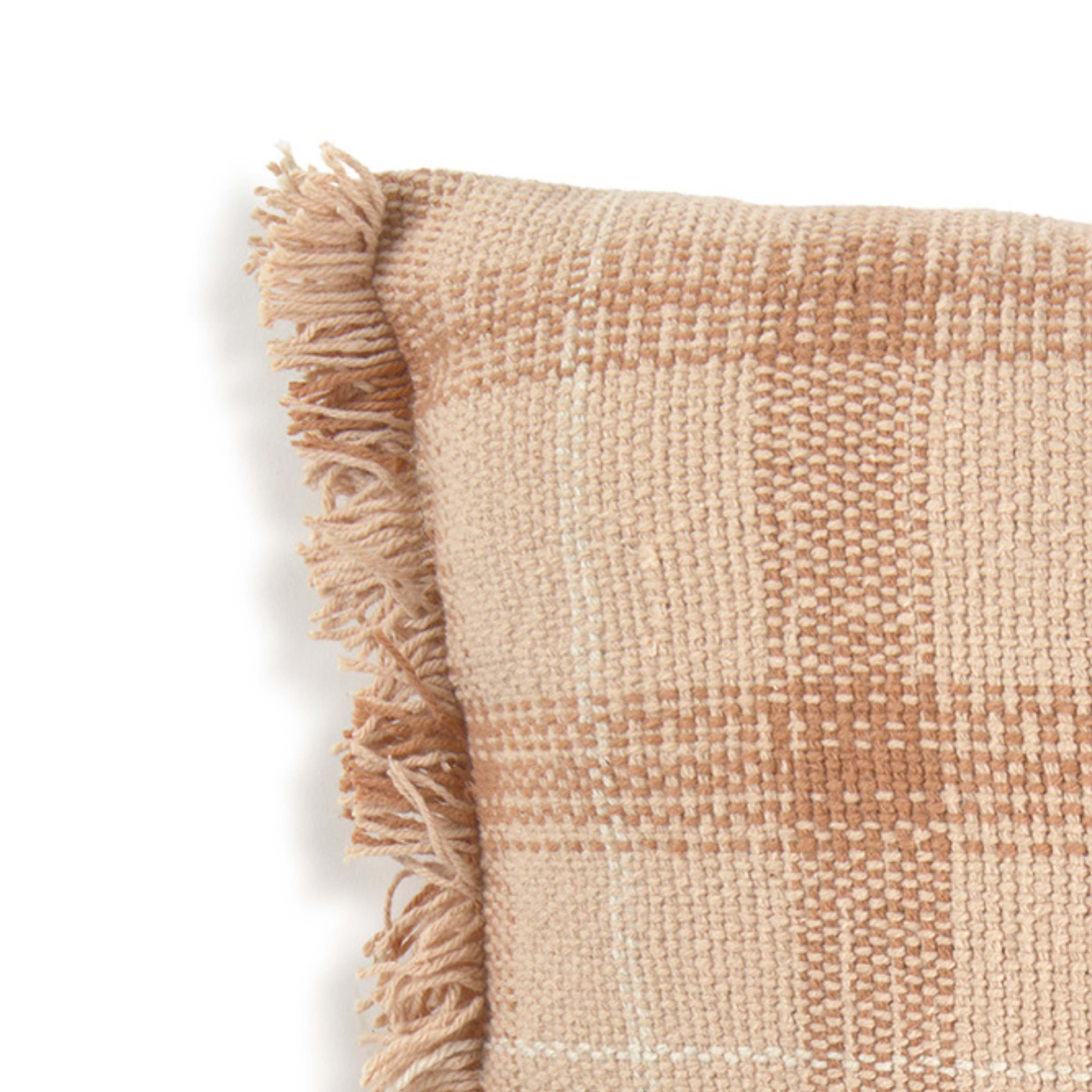 Handvävd Kudde, från LORENA CANALS, i färgen ros, kastanj, naturlig. Klicka för att öppna bilden i stort format