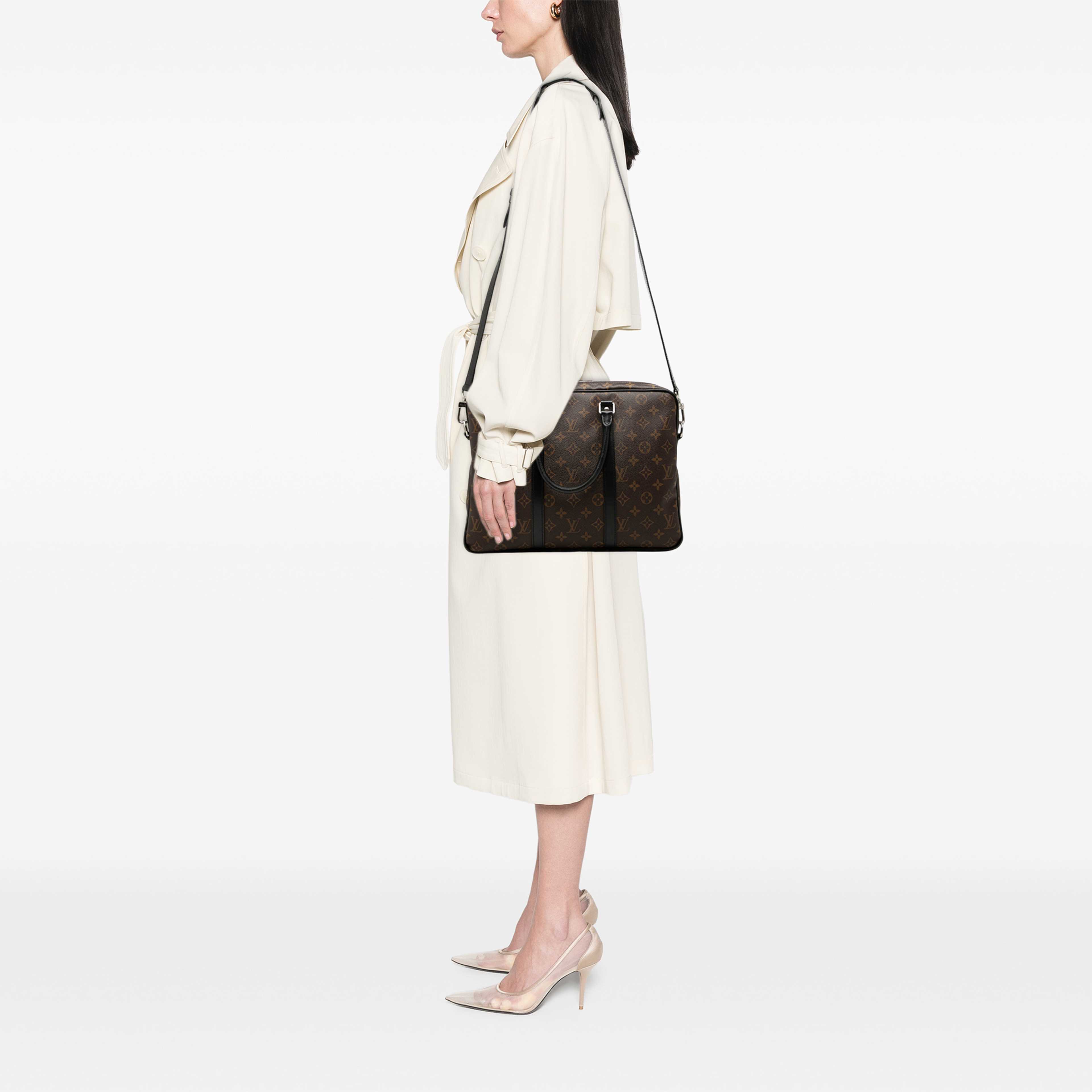 Louis Vuitton Monogram Macassar Porte Documents Voyage, från Luxclusif, i färgen svart. Klicka för att öppna bilden i stort format
