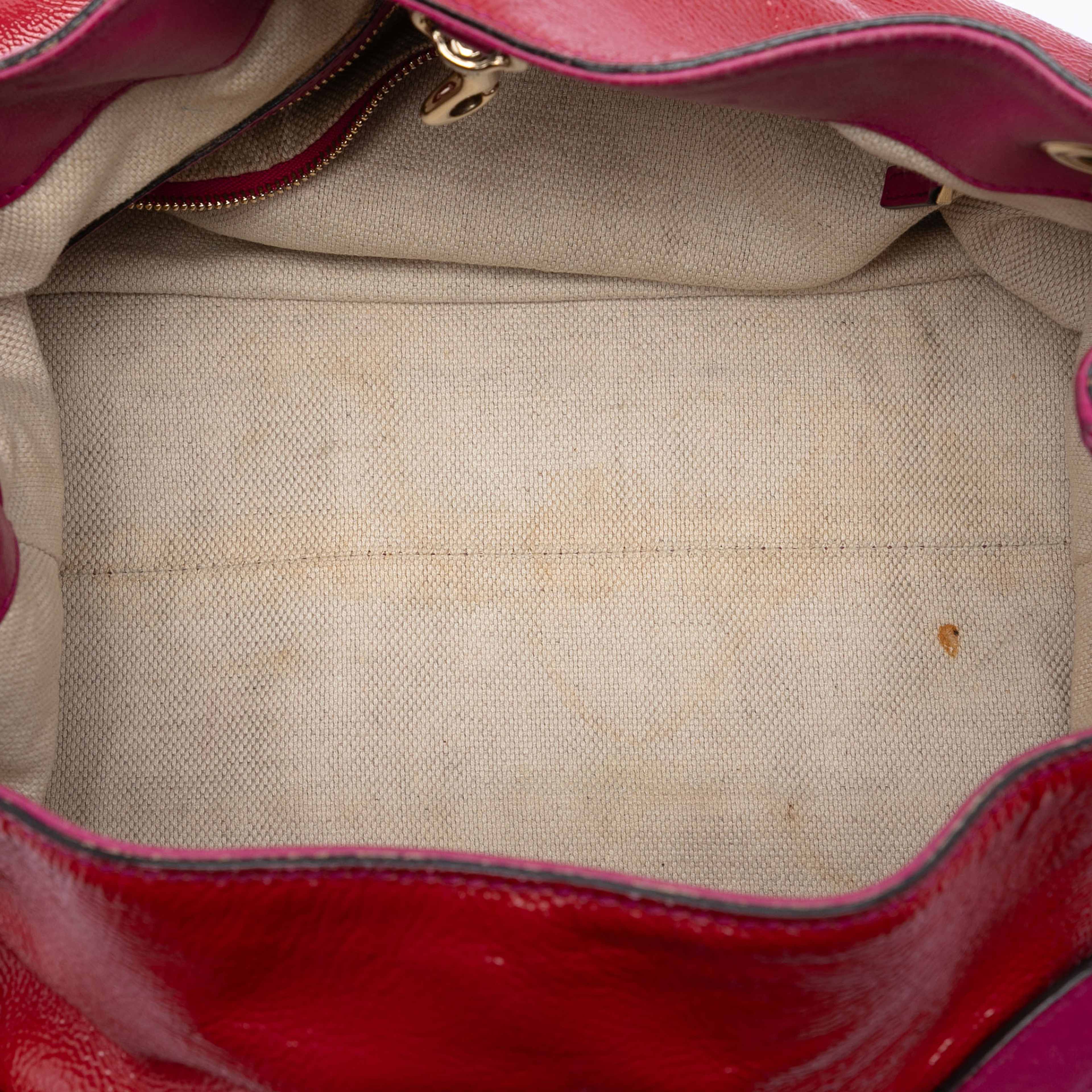 Gucci Medium Patent Soho Chain Tote, från Luxclusif, i färgen red. Klicka för att öppna bilden i stort format