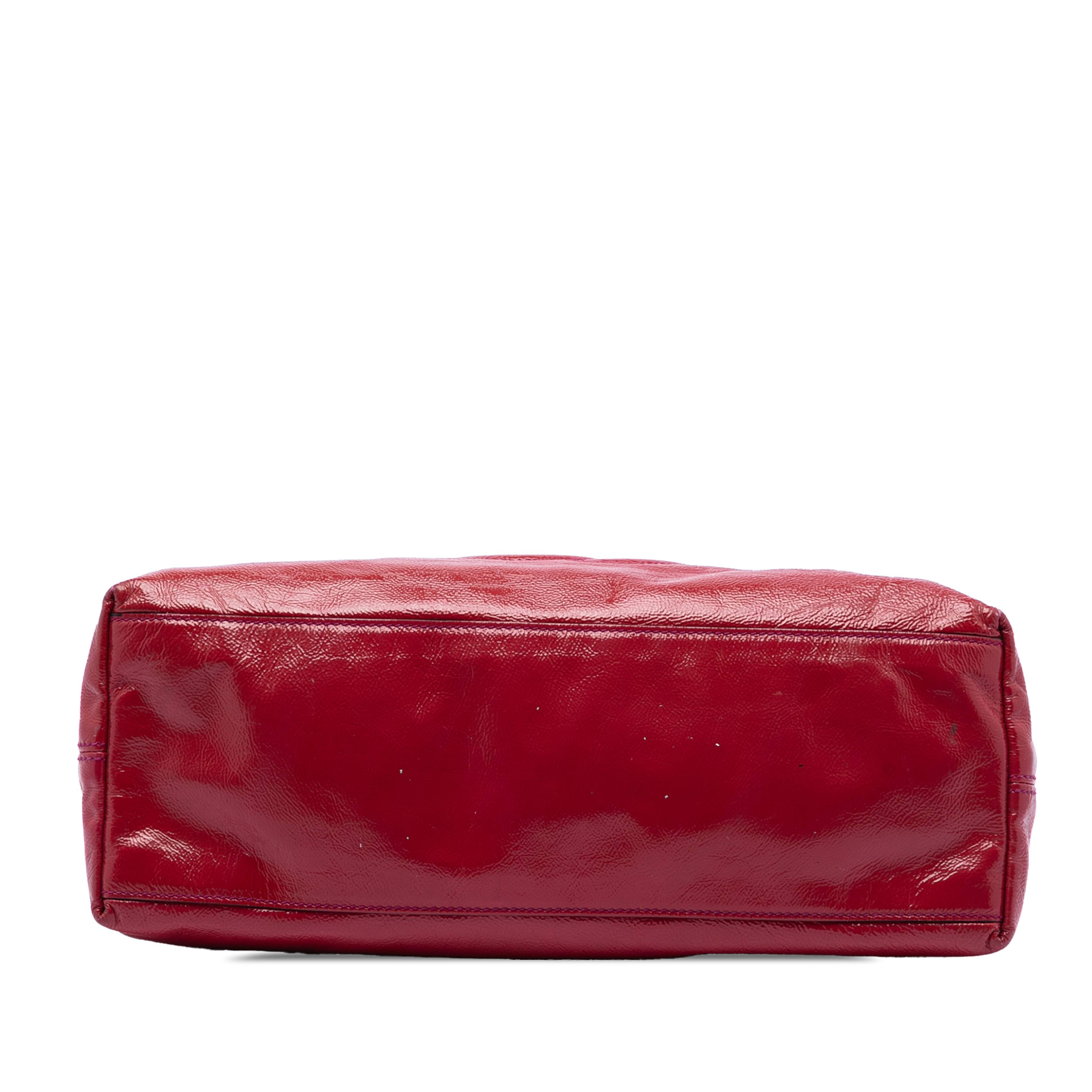 Gucci Medium Patent Soho Chain Tote, från Luxclusif, i färgen red. Klicka för att öppna bilden i stort format