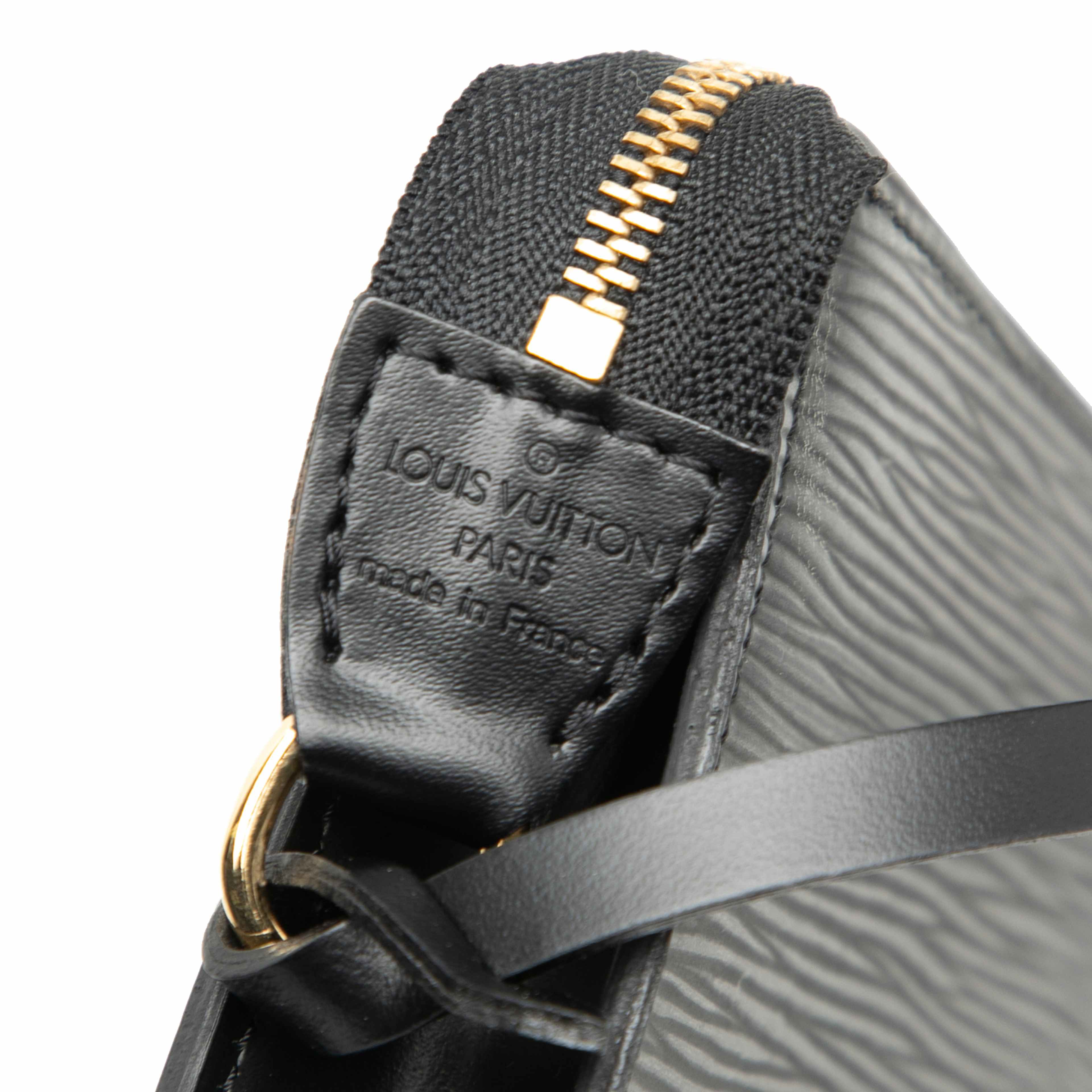 Louis Vuitton Epi Pochette Accessoires, från Luxclusif, i färgen black. Klicka för att öppna bilden i stort format