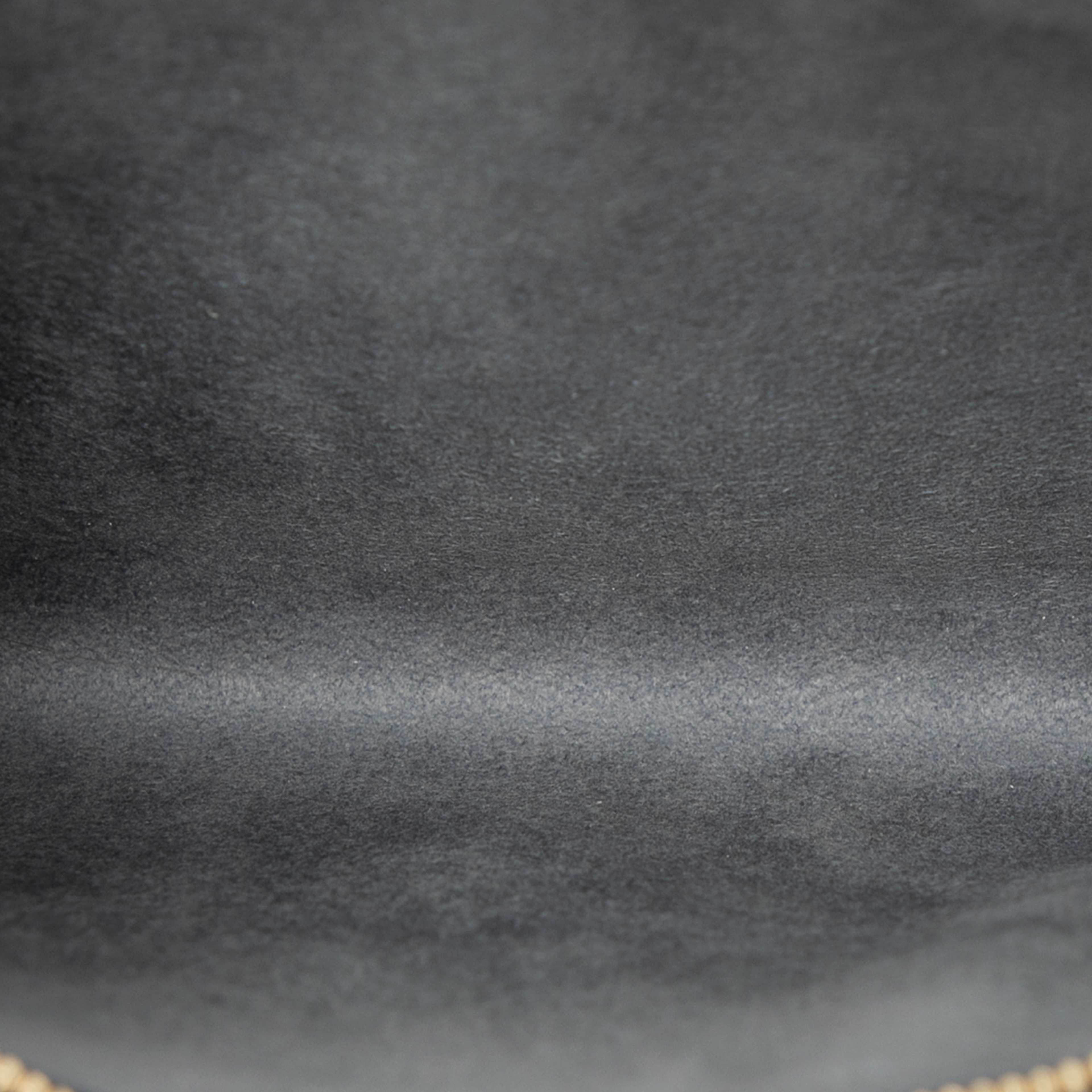 Louis Vuitton Epi Pochette Accessoires, från Luxclusif, i färgen black. Klicka för att öppna bilden i stort format