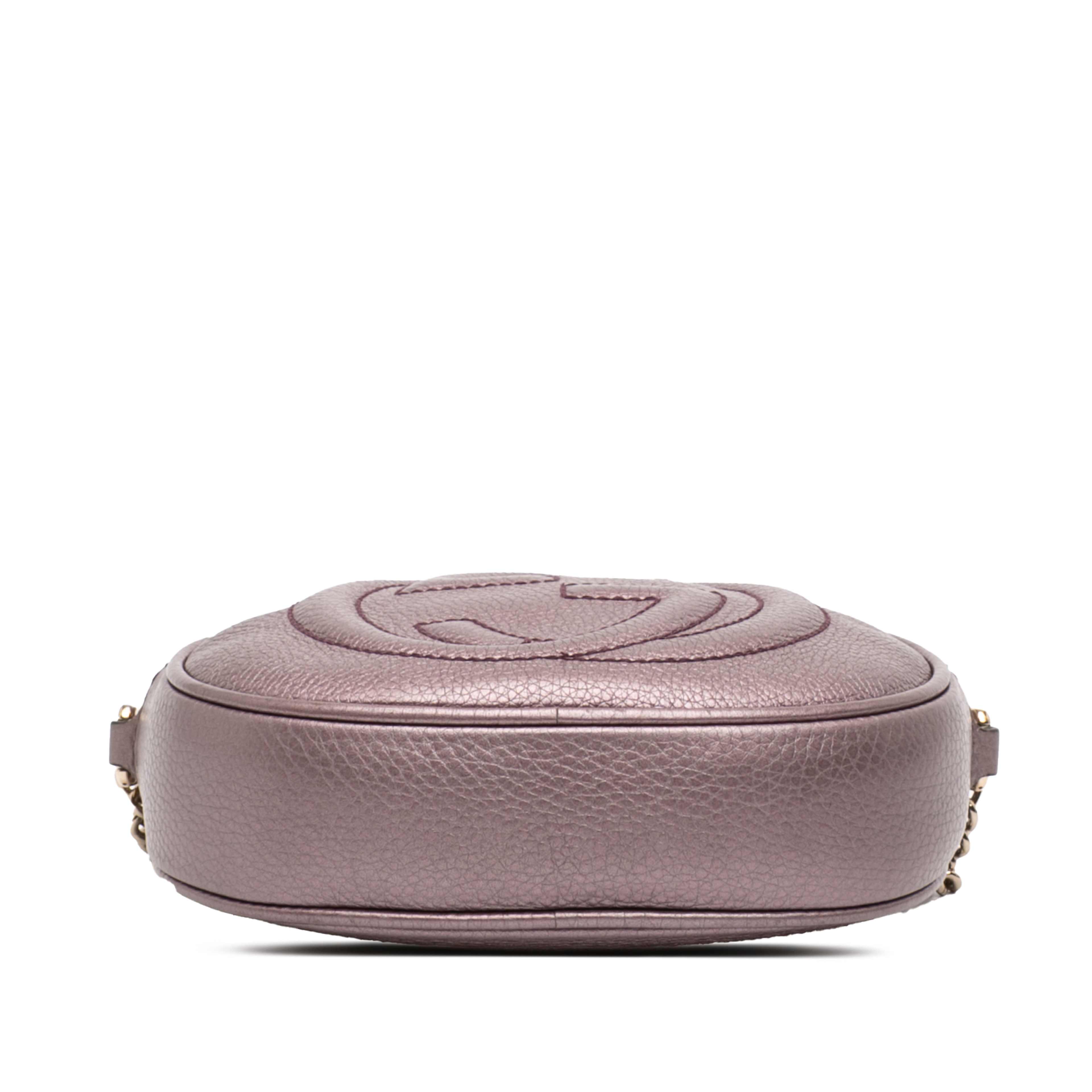 Gucci Mini Metallic Pebbled Calfskin Soho Chain Crossbody, från Luxclusif, i färgen light pink. Klicka för att öppna bilden i stort format