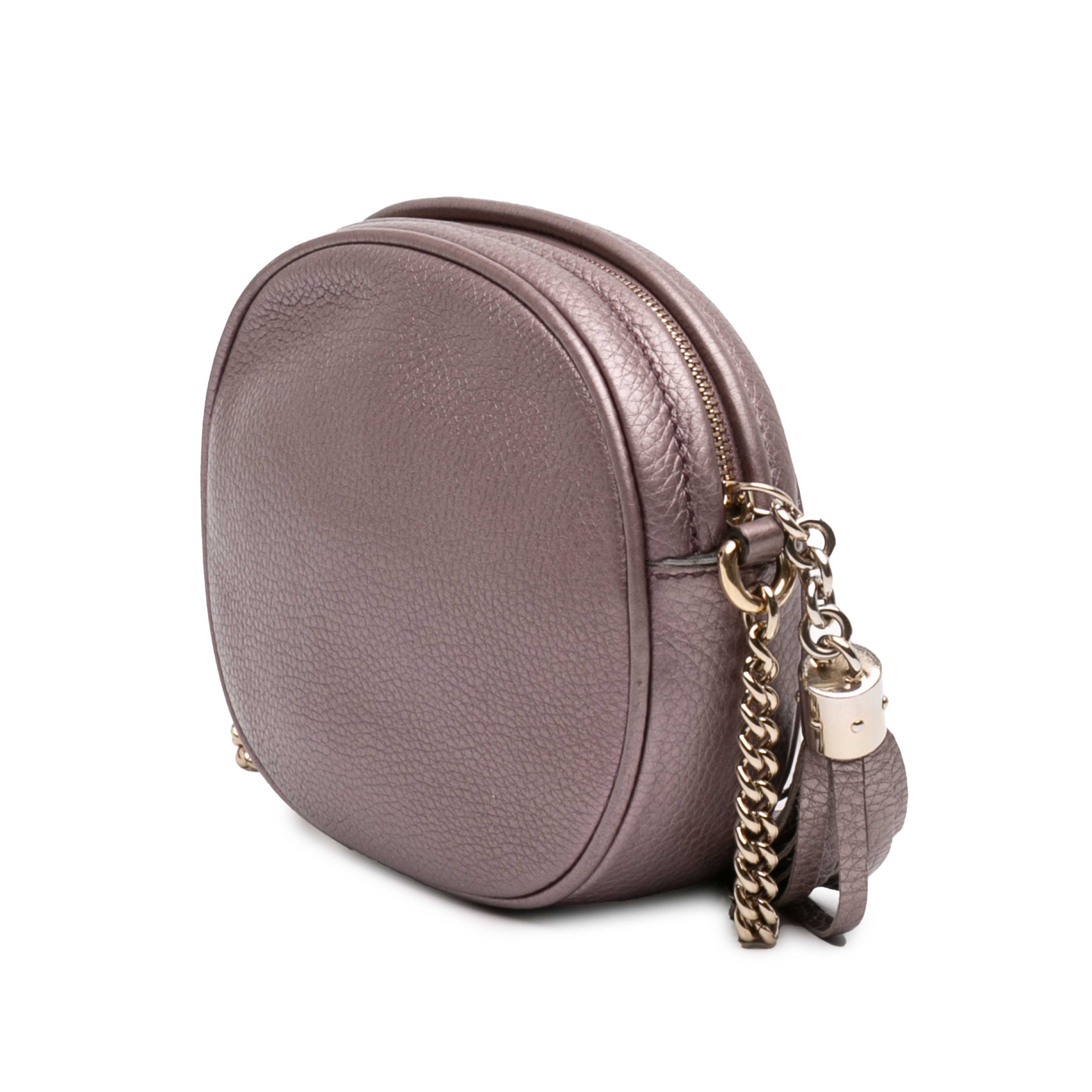 Gucci Mini Metallic Pebbled Calfskin Soho Chain Crossbody, från Luxclusif, i färgen light pink. Klicka för att öppna bilden i stort format
