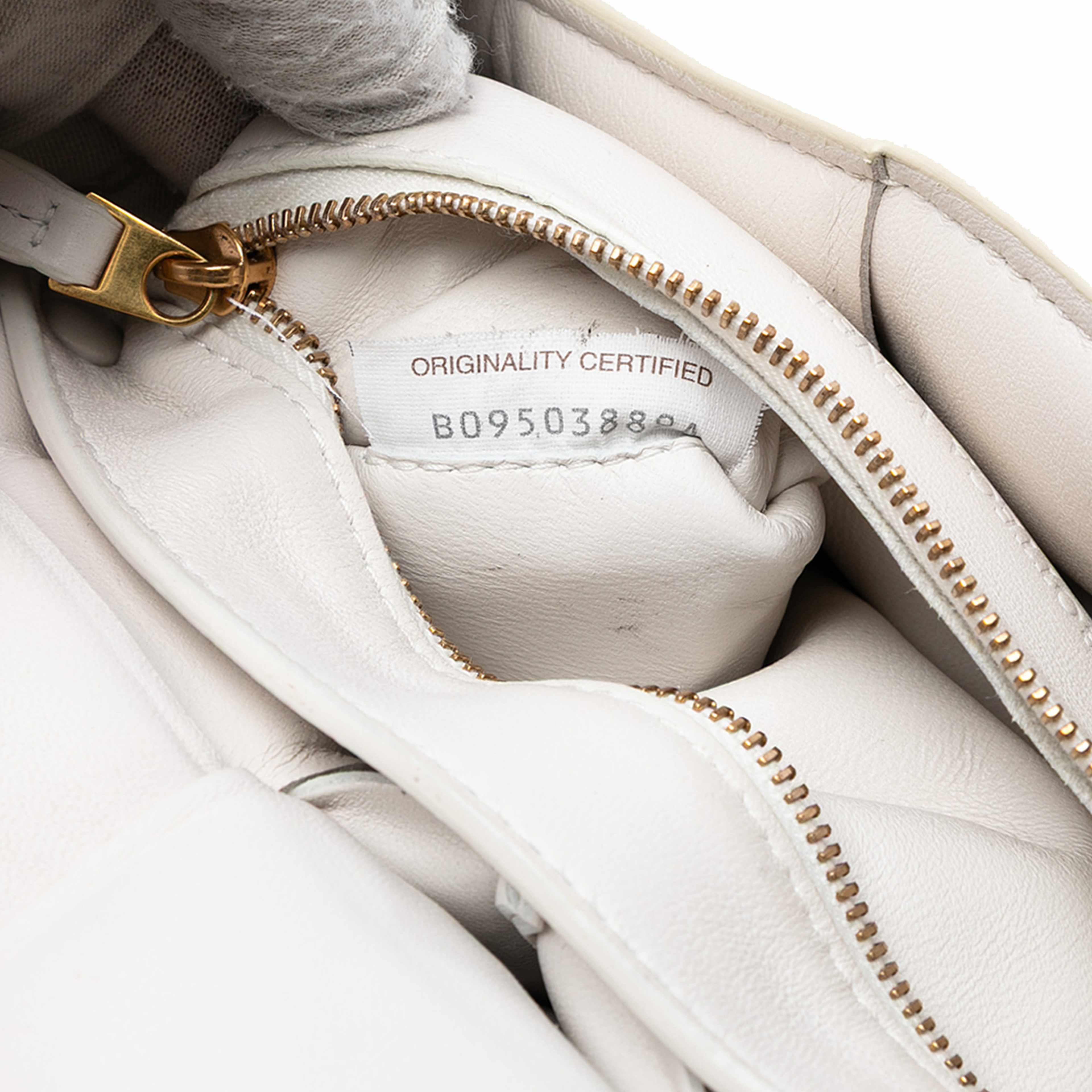 Bottega Veneta Nappa Intrecciato Padded Cassette Crossbody, från Luxclusif, i färgen off white. Klicka för att öppna bilden i stort format