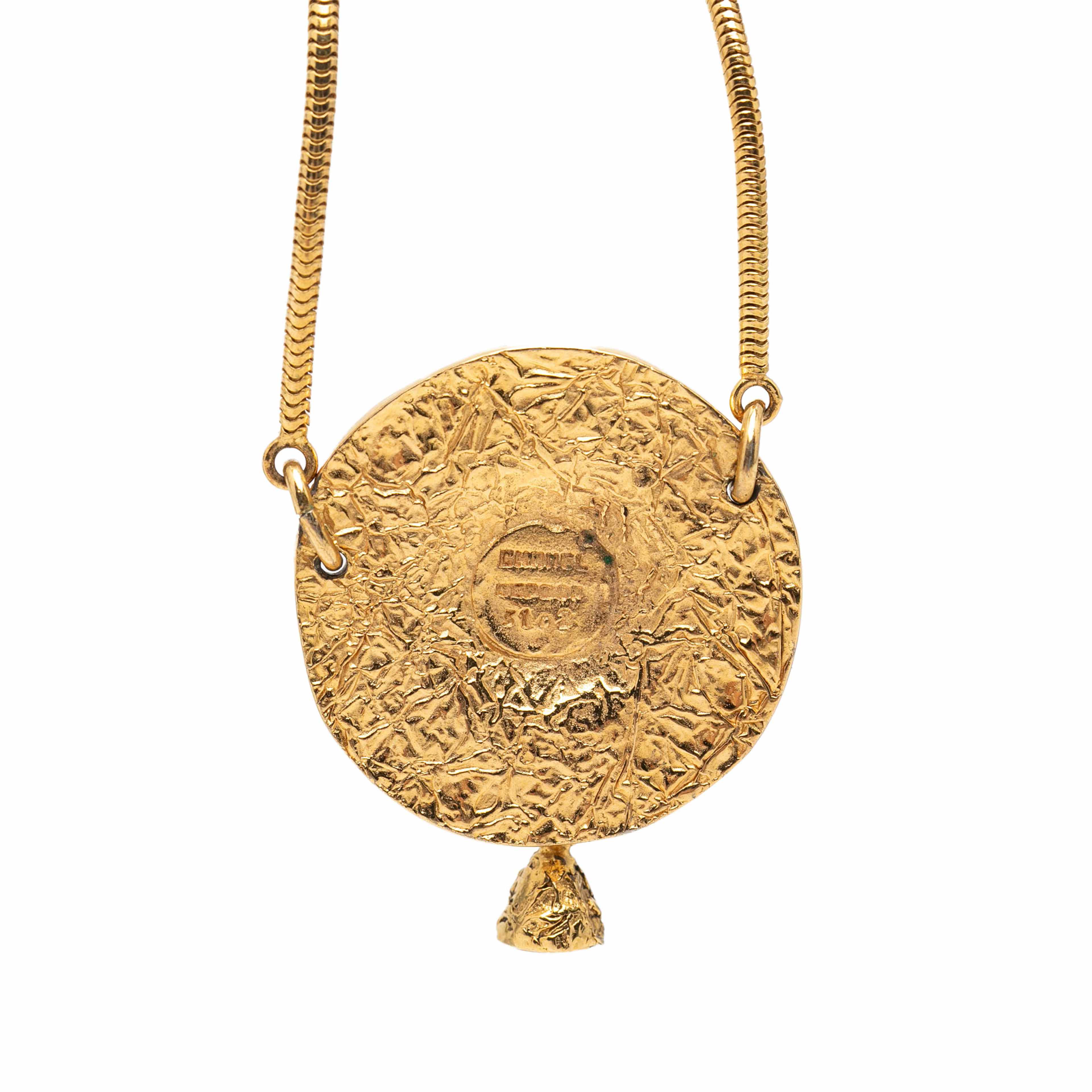 Chanel Gold Plated Lion Motif Medallion Pendant Necklace, från Luxclusif, i färgen gold. Klicka för att öppna bilden i stort format