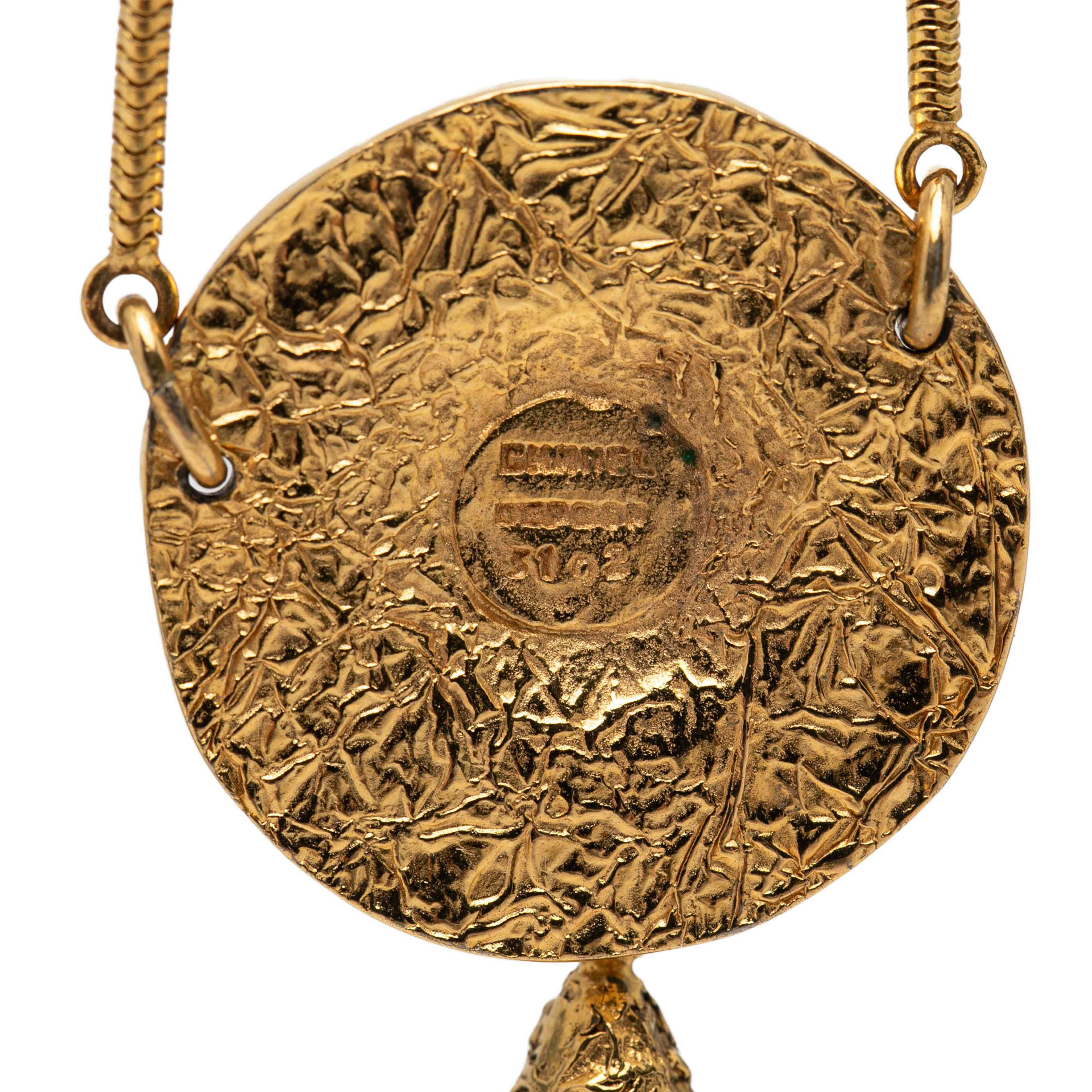 Chanel Gold Plated Lion Motif Medallion Pendant Necklace, från Luxclusif, i färgen guld. Klicka för att öppna bilden i stort format