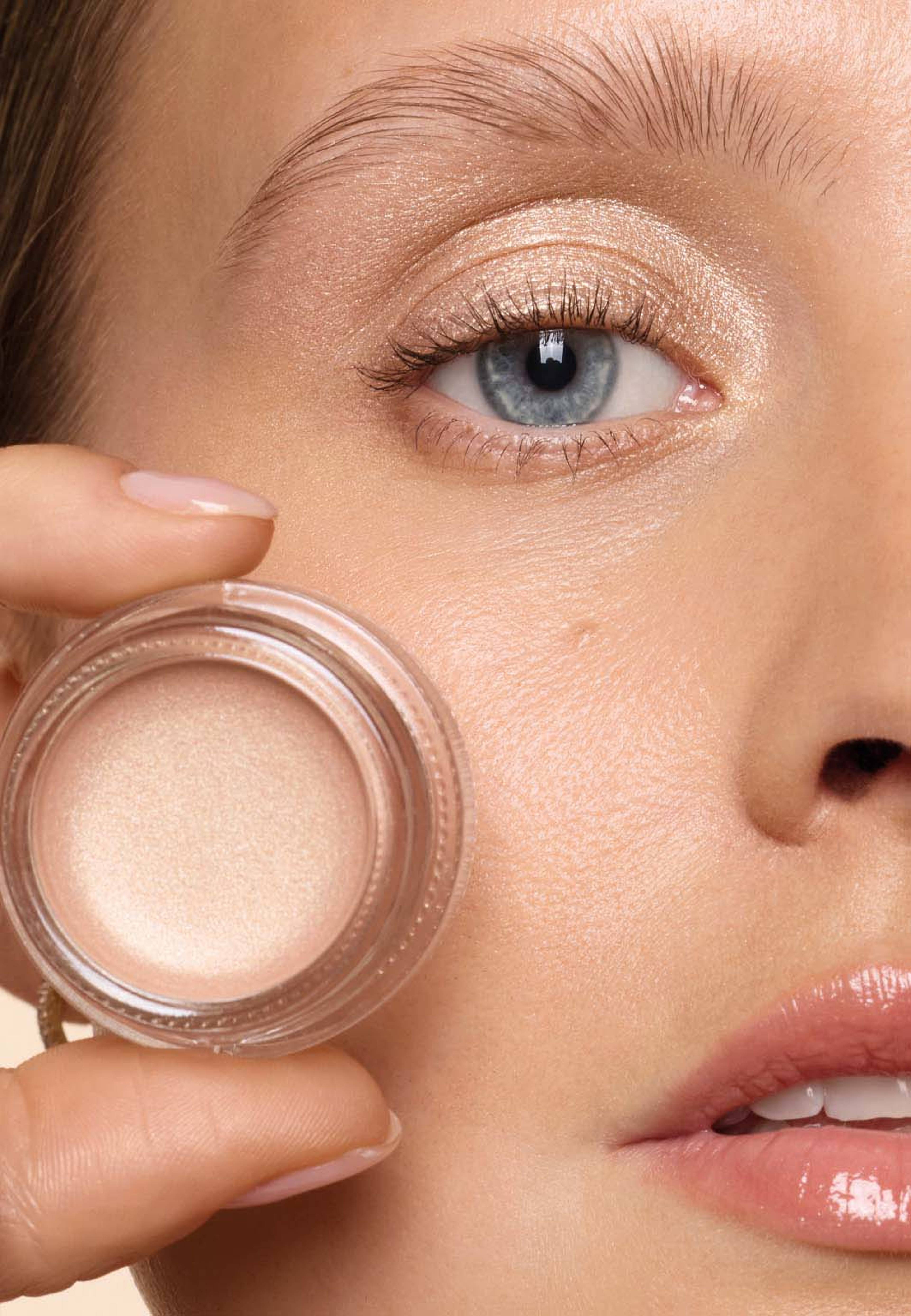 Hickap Fire Eyes Cream Shadow, från Hickap, i färgen Intergalactic. Klicka för att öppna bilden i stort format