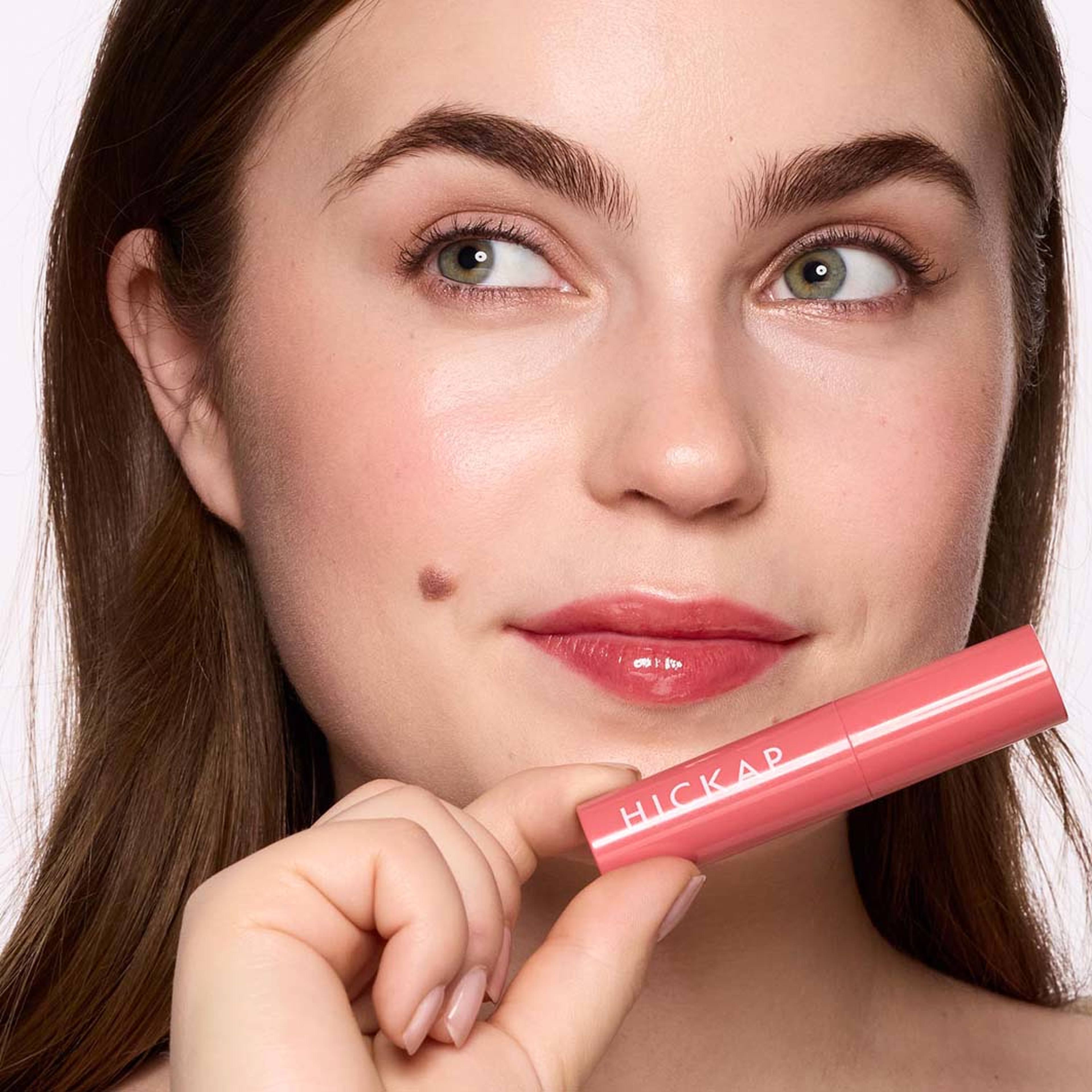 Glass Kiss Lip Tint, från Hickap, i färgen Petal Pinch. Klicka för att öppna bilden i stort format