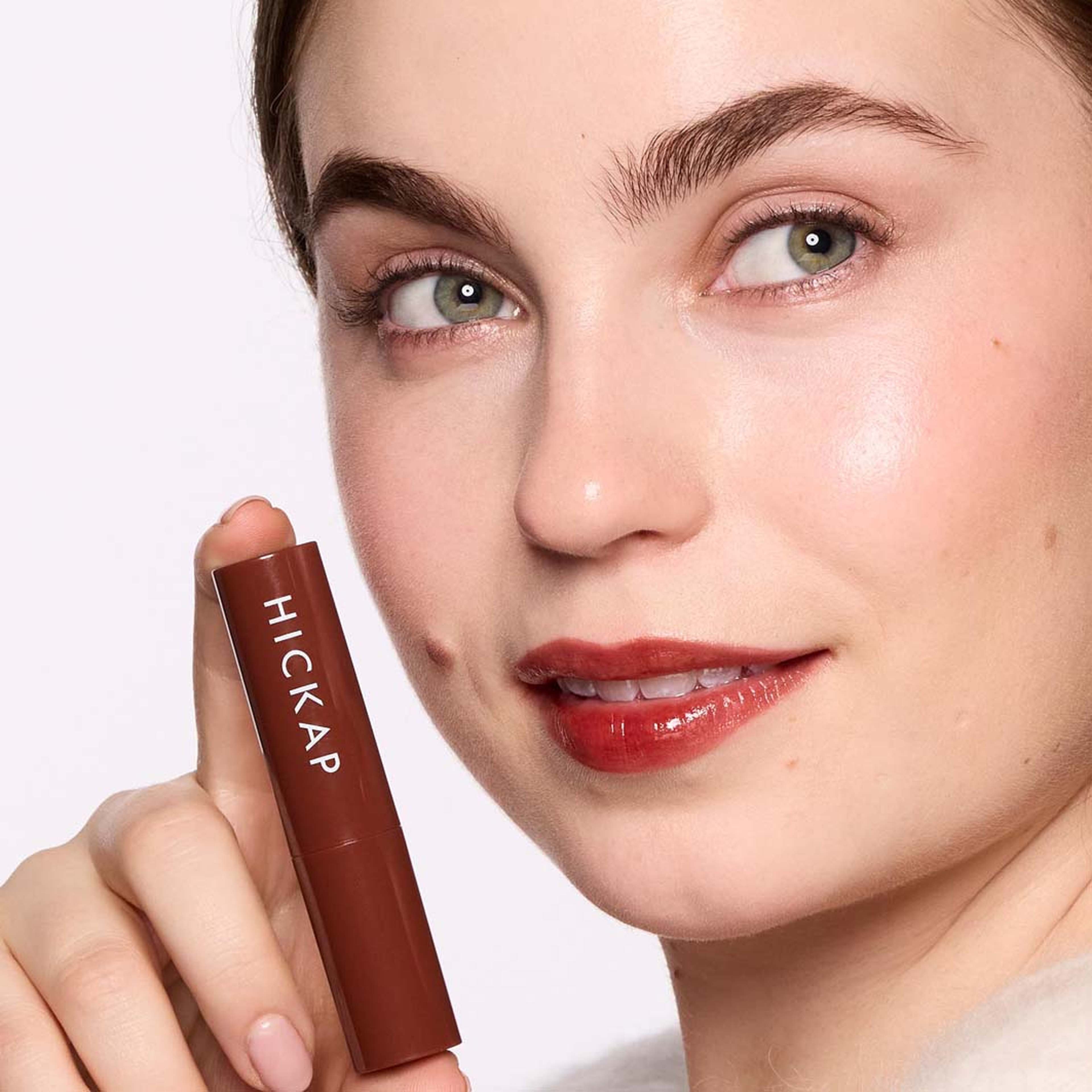 Glass Kiss Lip Tint, från Hickap, i färgen Burnt Sienna. Klicka för att öppna bilden i stort format