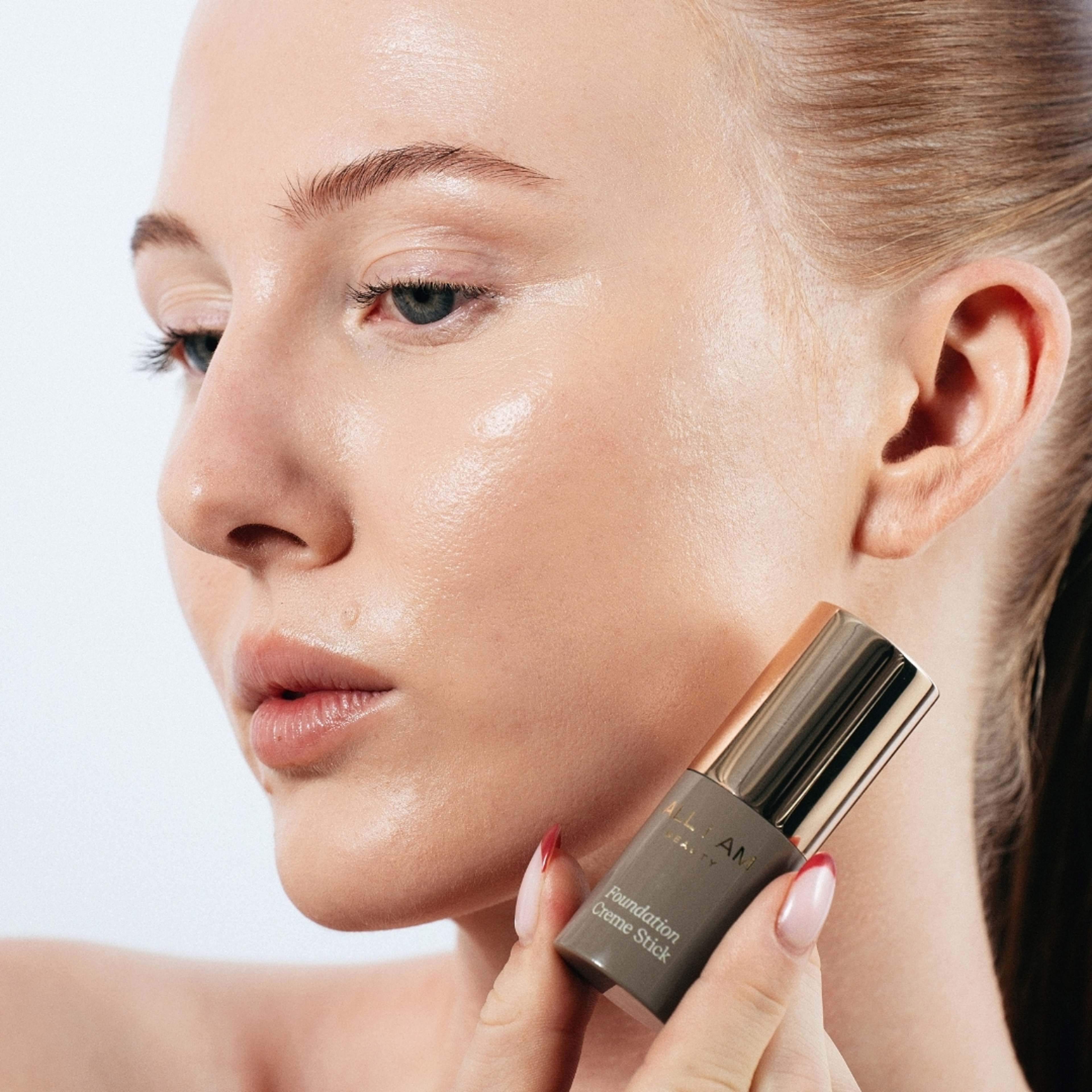 Foundation Creme Stick, från ALL I AM BEAUTY, i färgen Light. Klicka för att öppna bilden i stort format