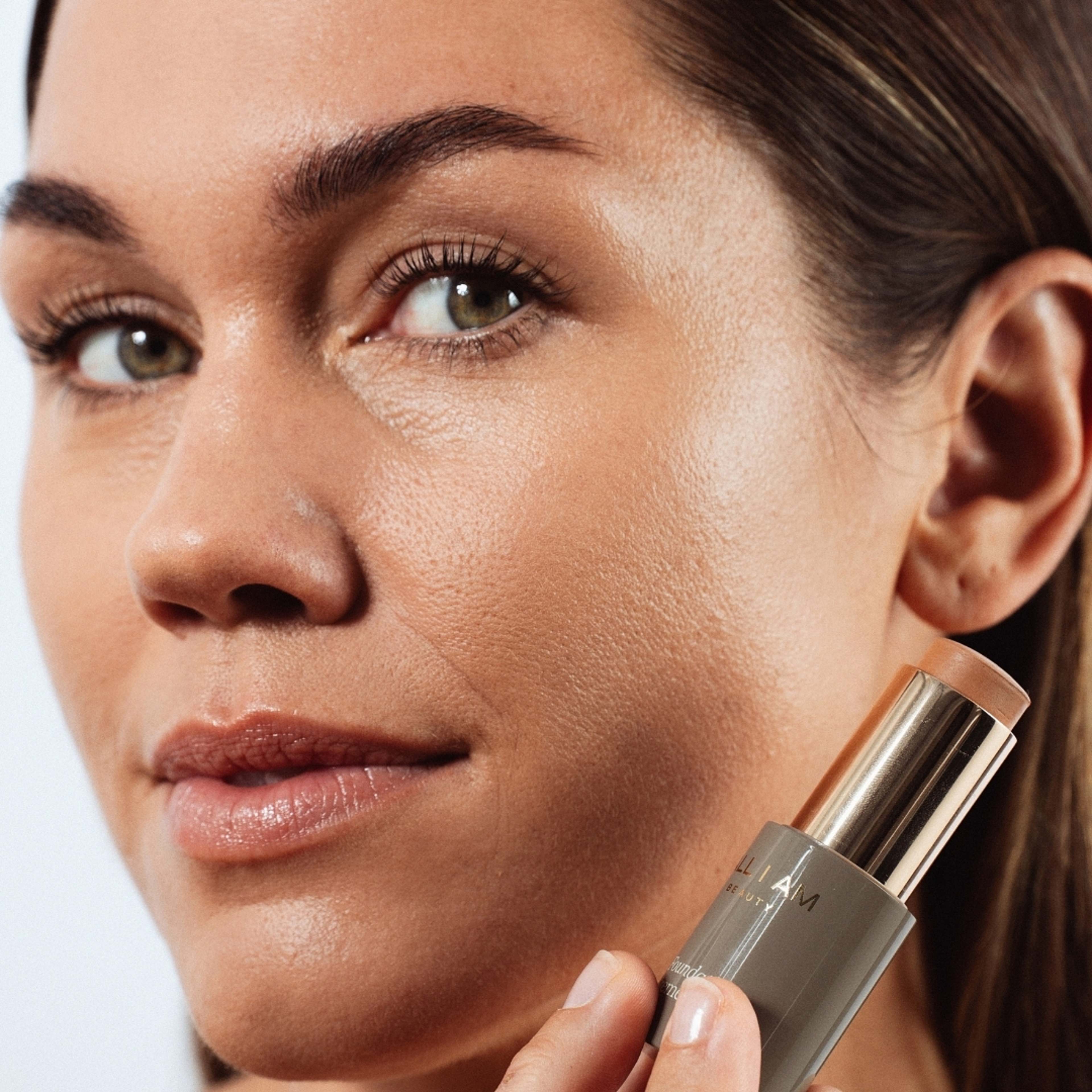 Foundation Creme Stick, från ALL I AM BEAUTY, i färgen Medium Tan. Klicka för att öppna bilden i stort format