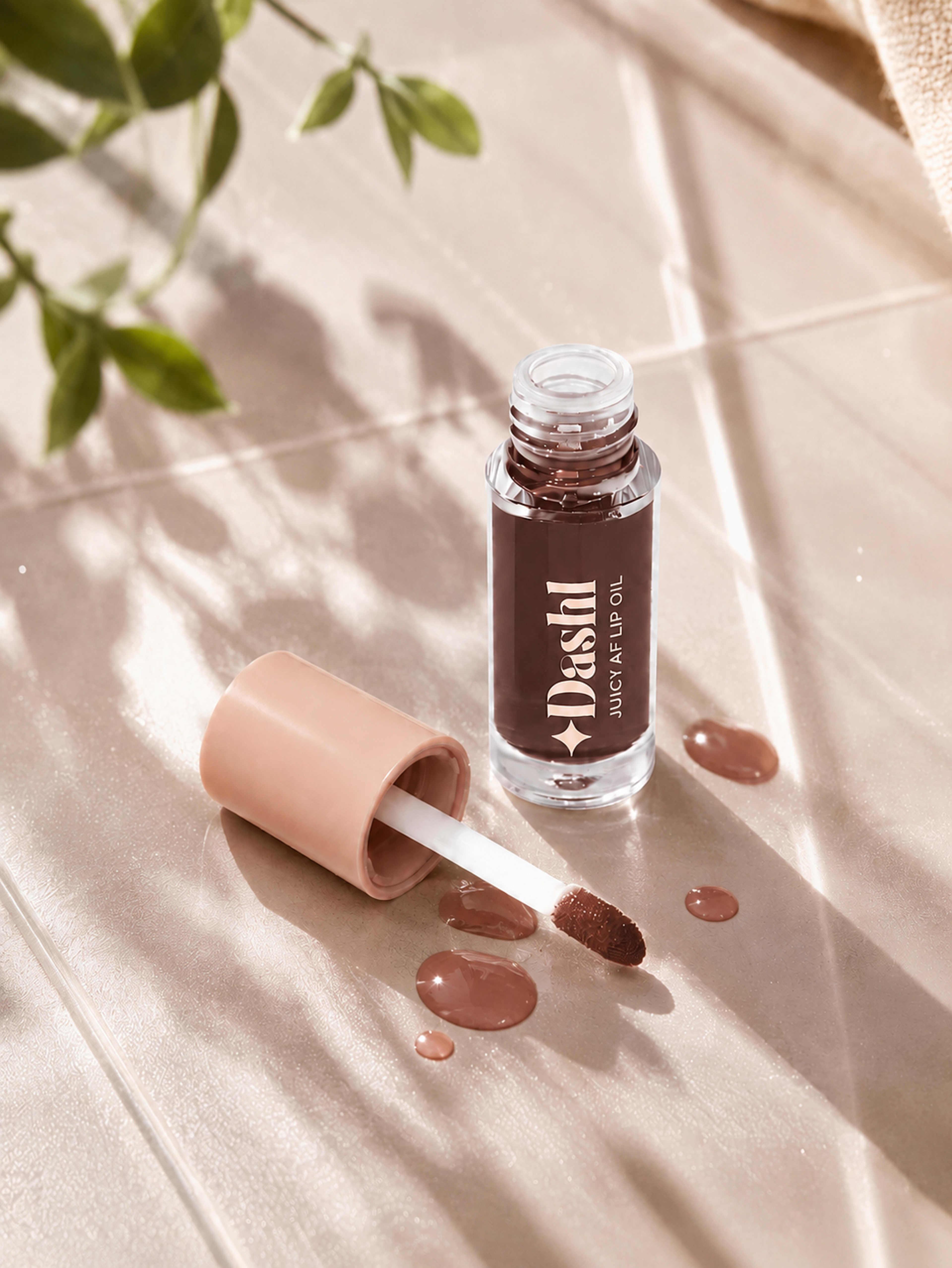 Juicy AF Lip Oil - Choco Glaze, från DASHL, i färgen Choco Glaze. Klicka för att öppna bilden i stort format
