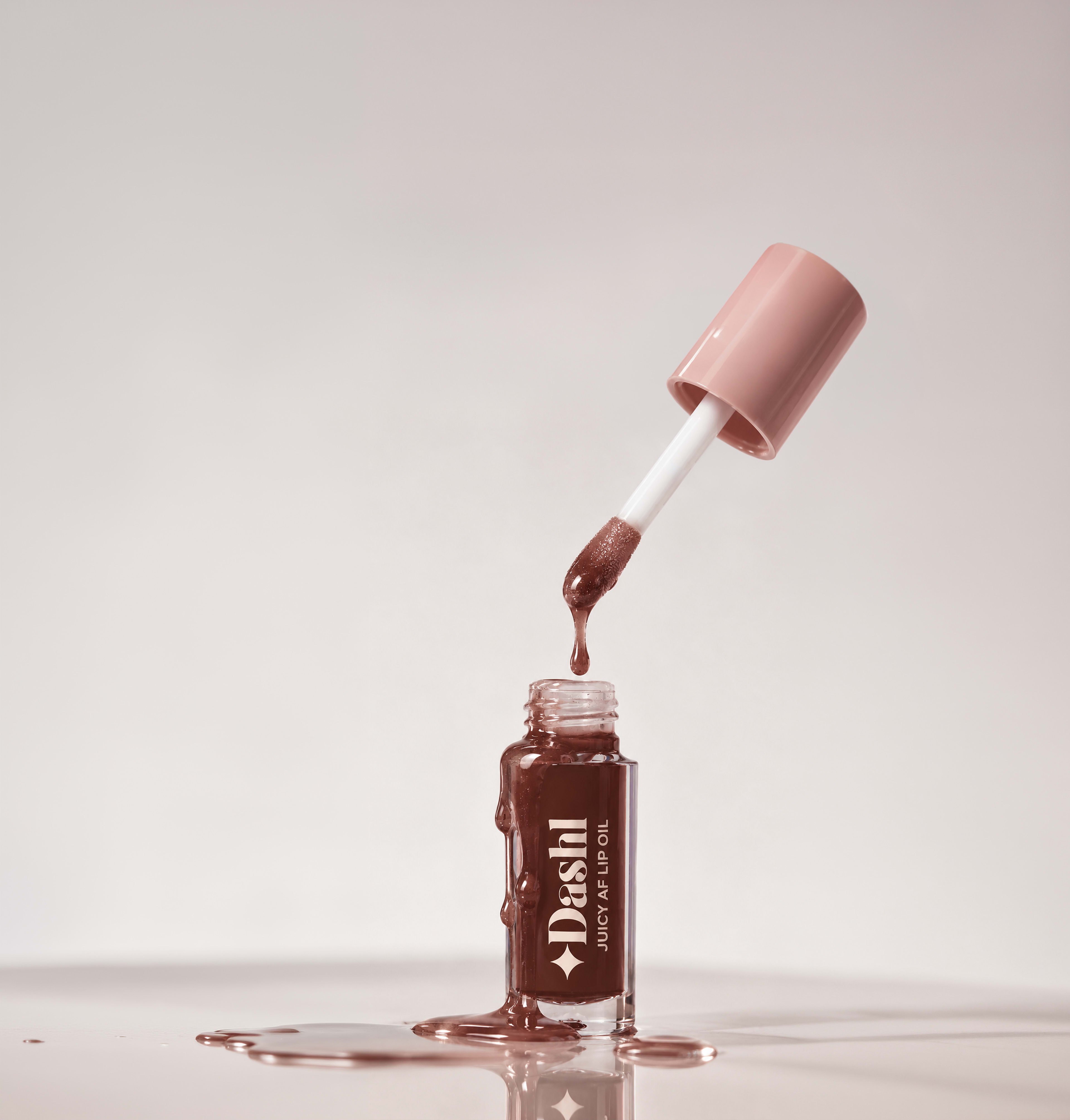 Juicy AF Lip Oil - Choco Glaze, från DASHL, i färgen Choco Glaze. Klicka för att öppna bilden i stort format
