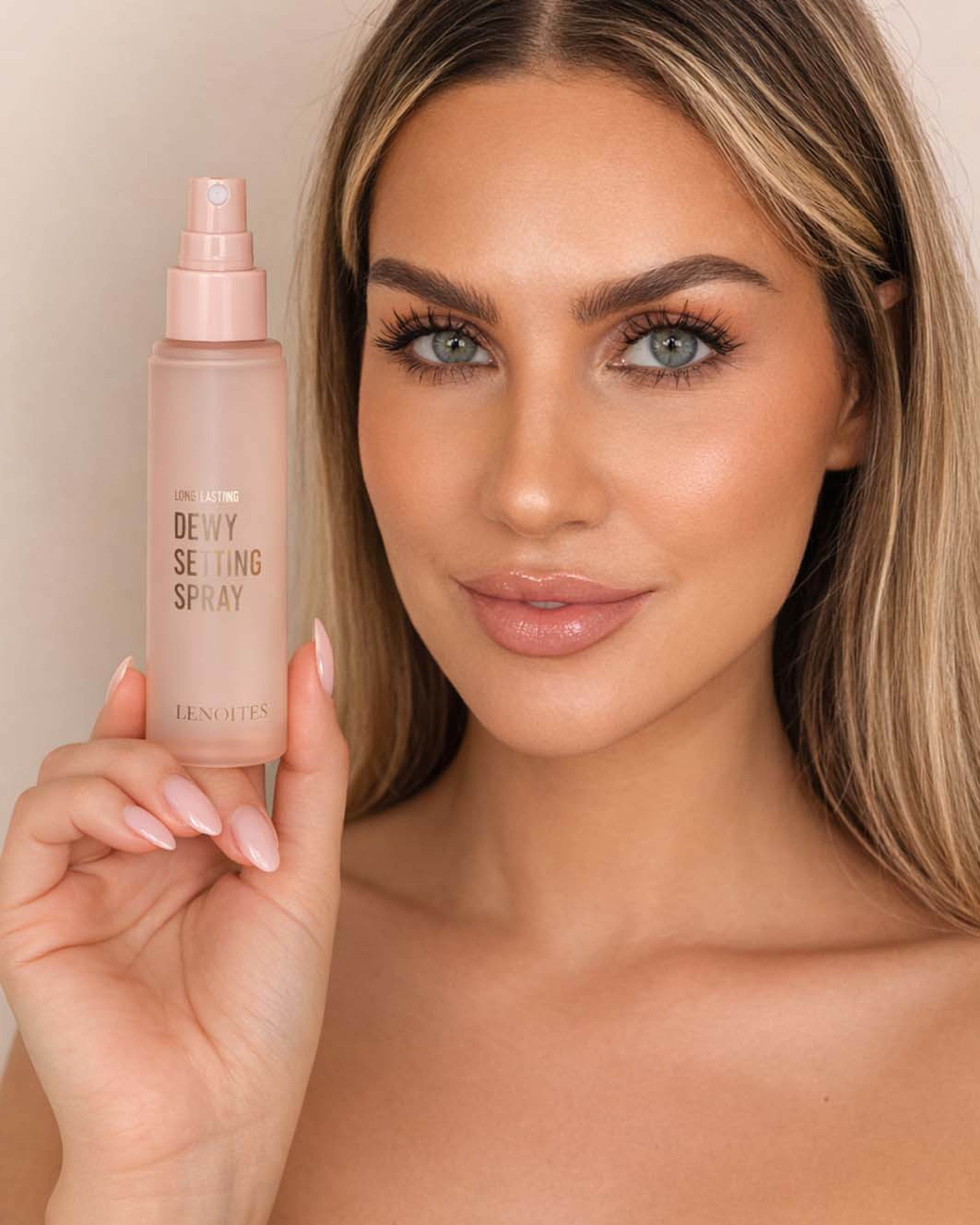 Long Lasting Dewy Setting Spray, från Lenoites, i färgen Transparent. Klicka för att öppna bilden i stort format