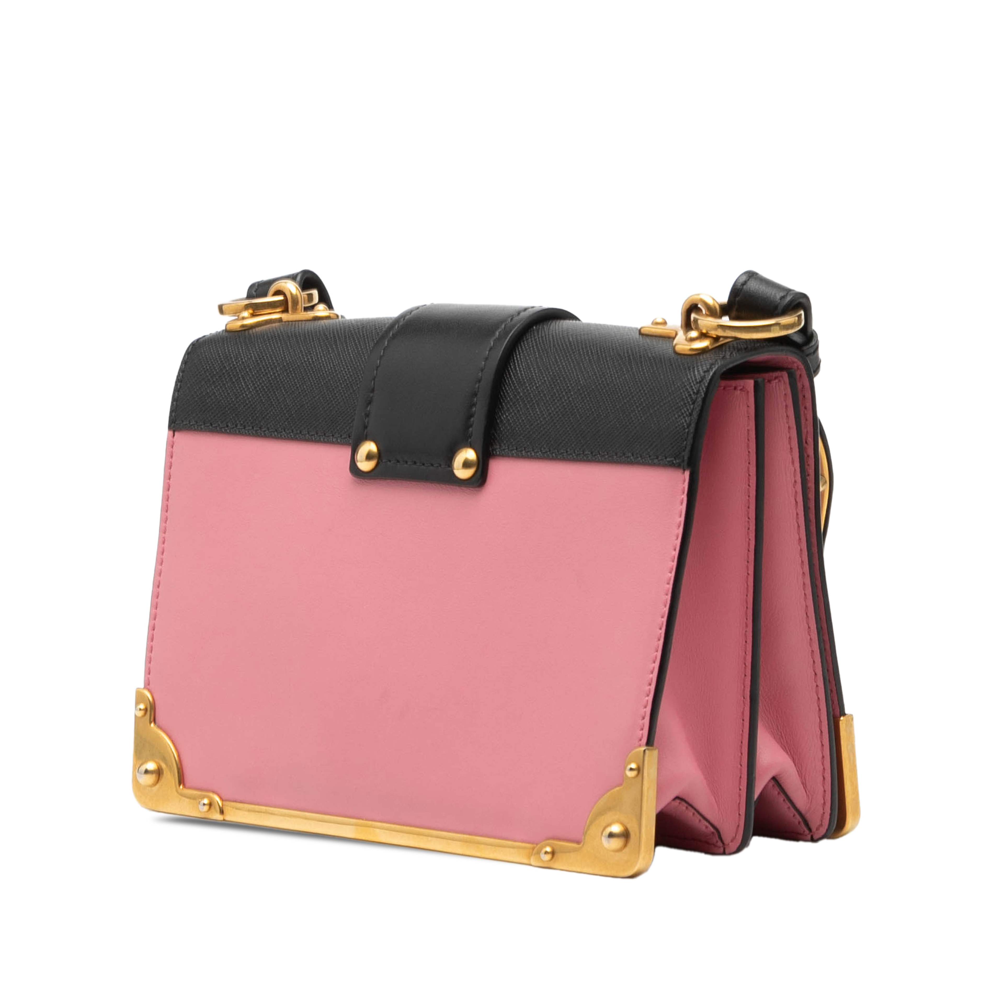 Prada Saffiano Trimmed City Calf Cahier Crossbody, från Luxclusif, i färgen light pink. Klicka för att öppna bilden i stort format