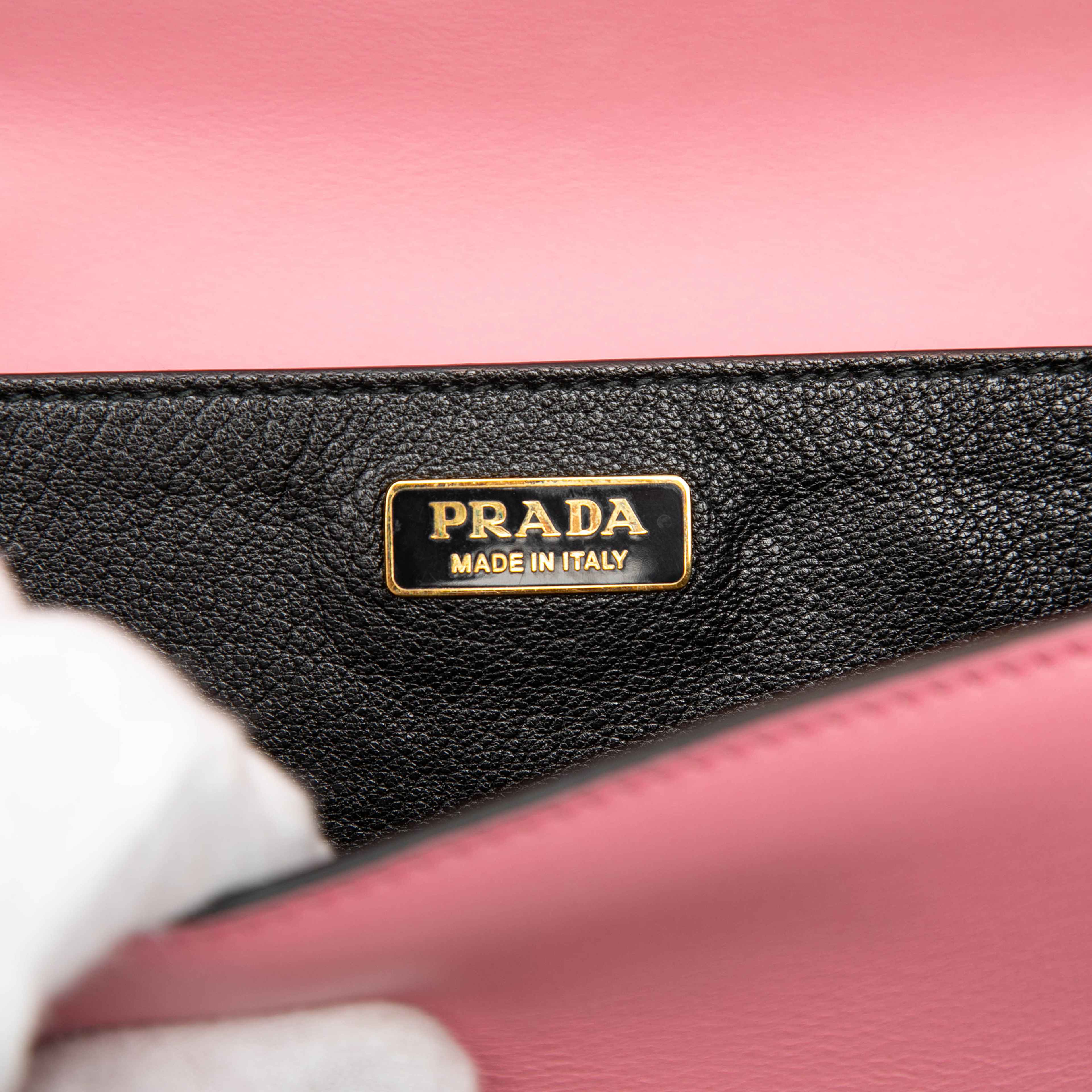 Prada Saffiano Trimmed City Calf Cahier Crossbody, från Luxclusif, i färgen light pink. Klicka för att öppna bilden i stort format