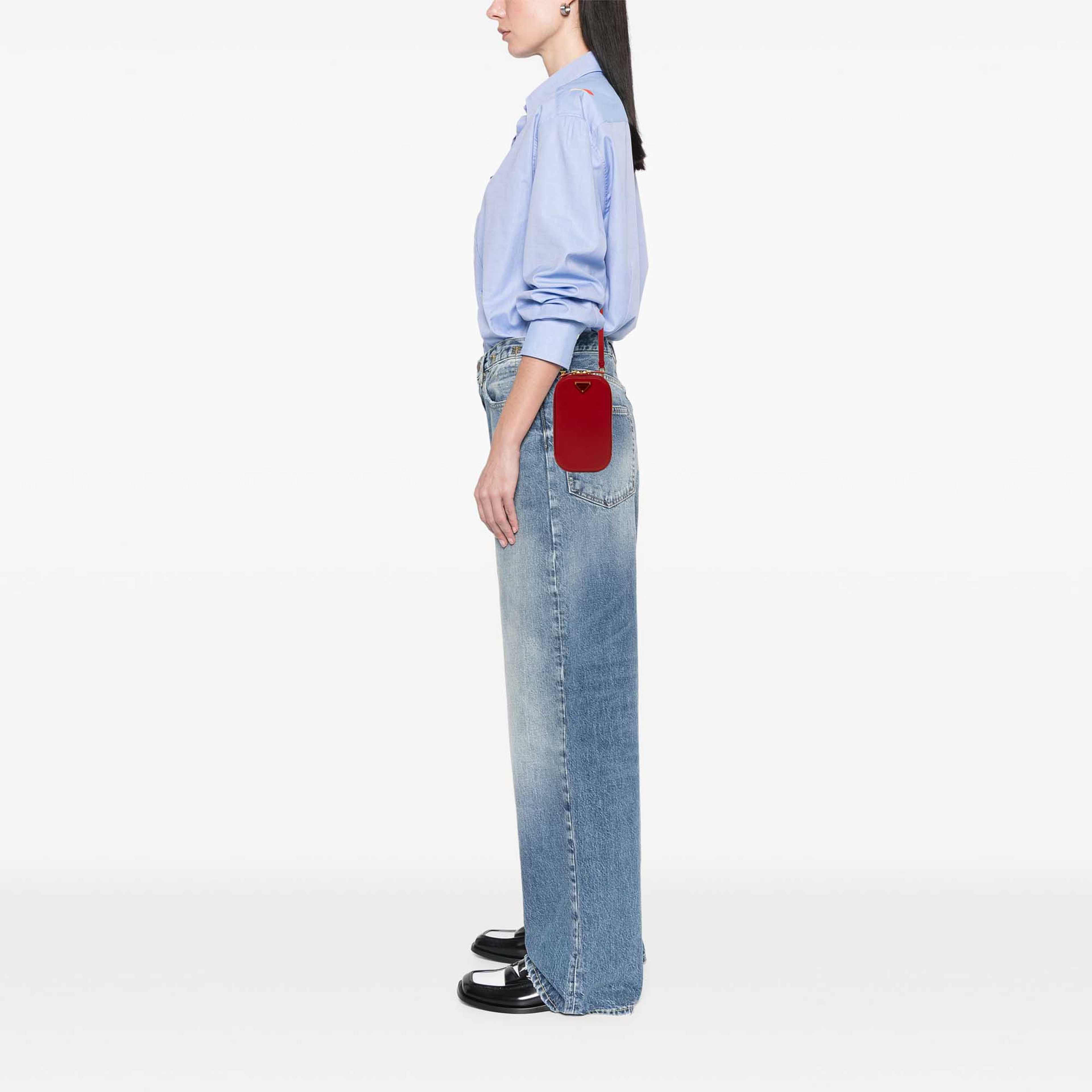 Prada Saffiano Zip Phone Holder, från Luxclusif, i färgen röd. Klicka för att öppna bilden i stort format