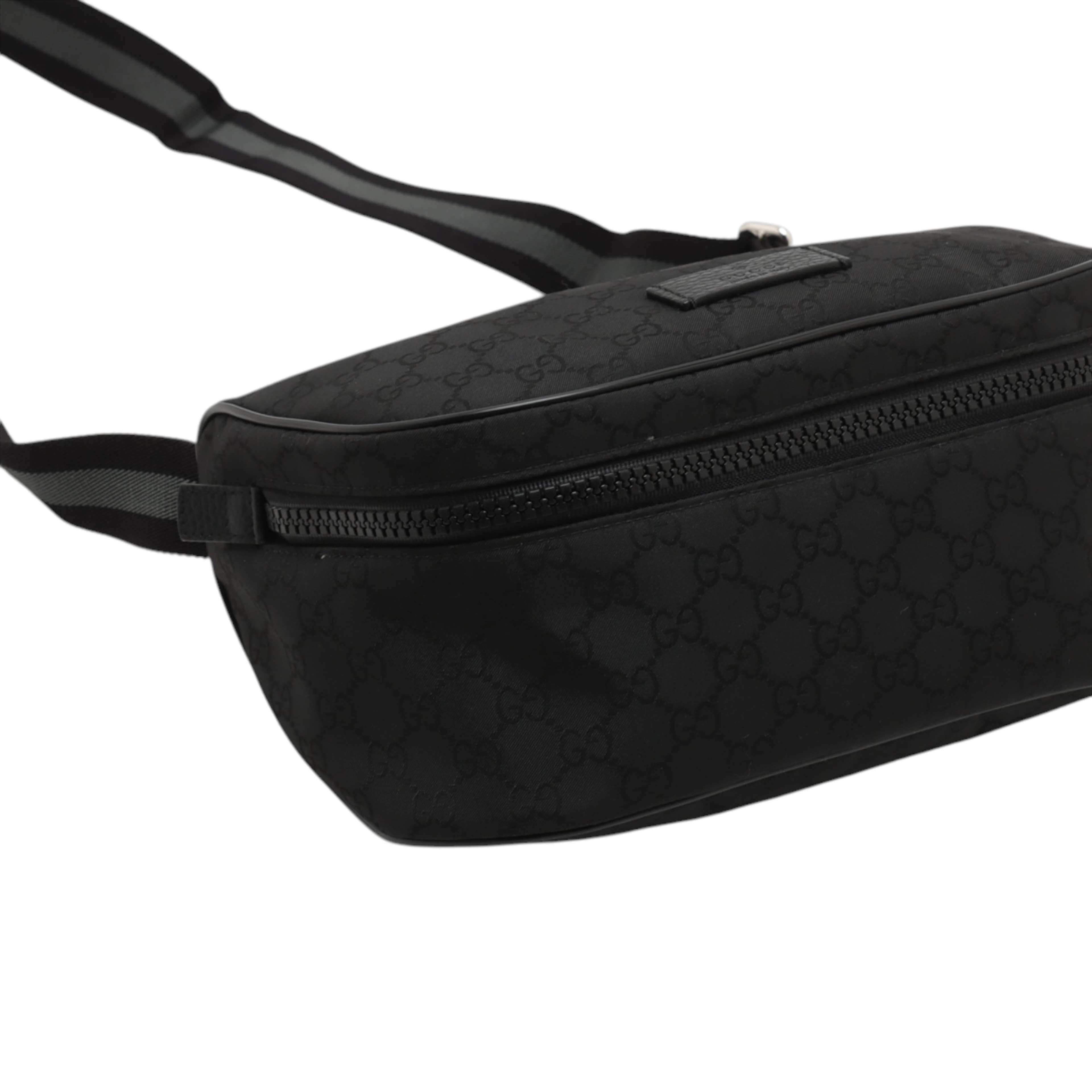 Gucci Gg Nylon Web Belt Bag, från Luxclusif, i färgen svart. Klicka för att öppna bilden i stort format
