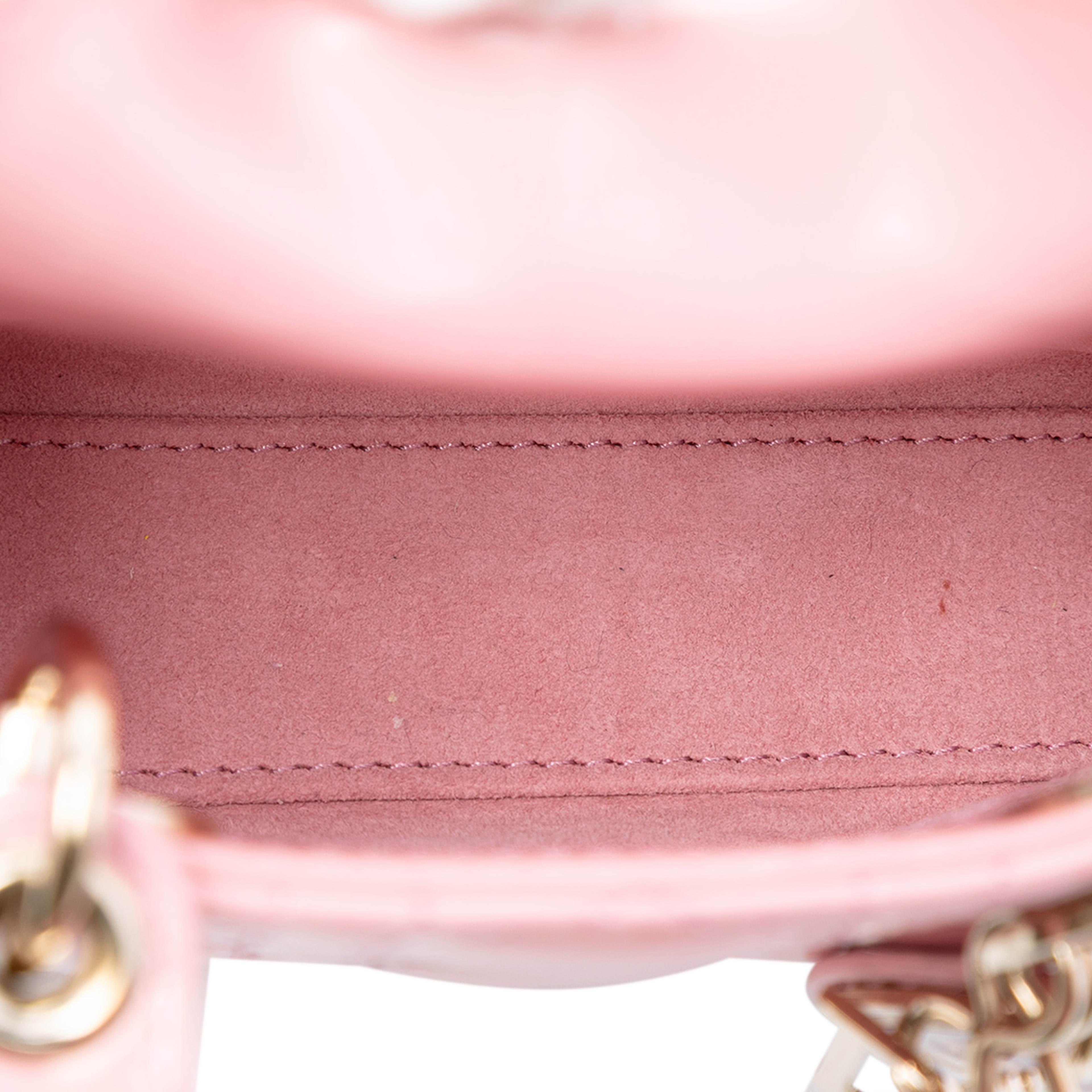 Dior Micro Patent Cannage Lady Dior, från Luxclusif, i färgen light pink. Klicka för att öppna bilden i stort format