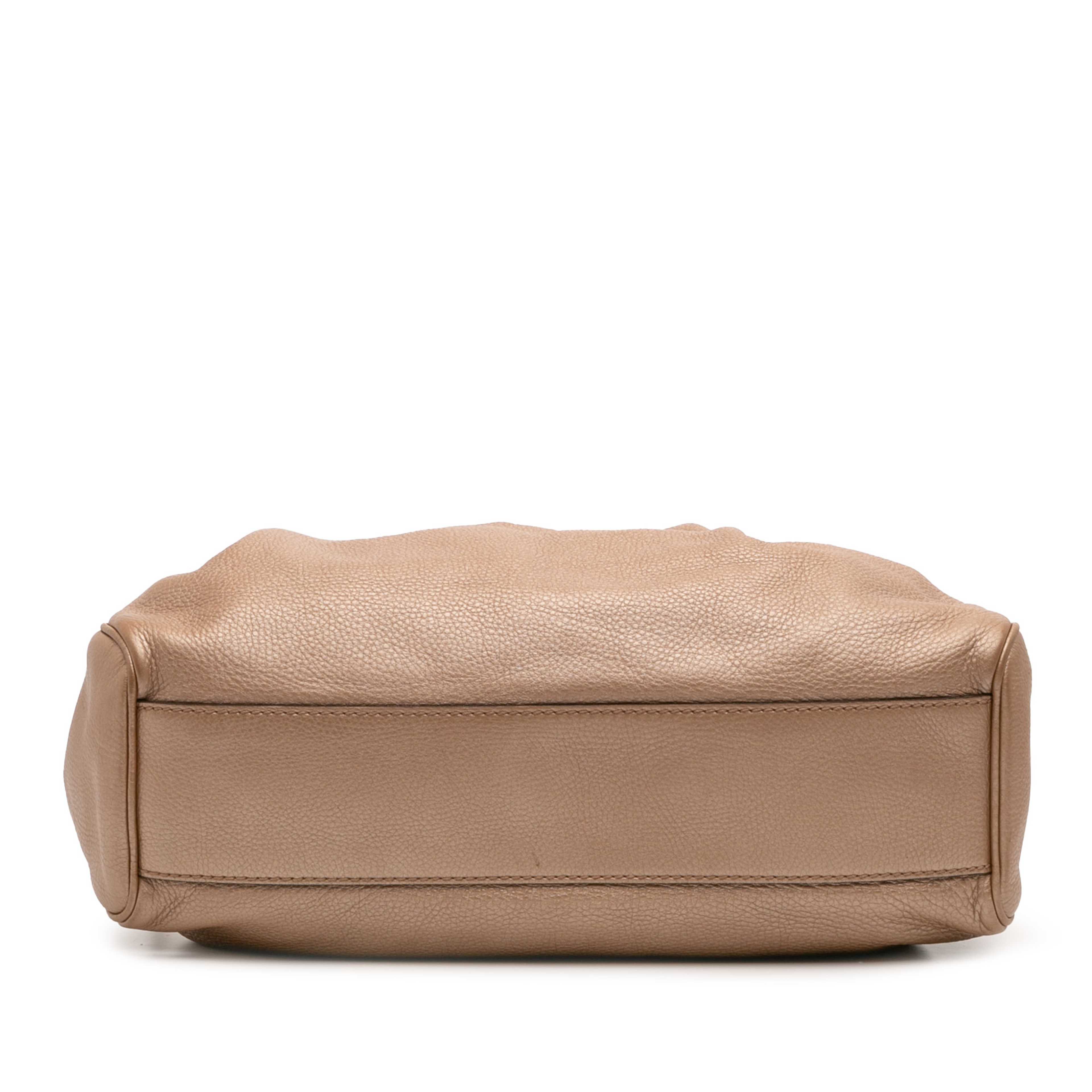 Gucci Medium Calfskin Sukey Tote, från Luxclusif, i färgen gold. Klicka för att öppna bilden i stort format