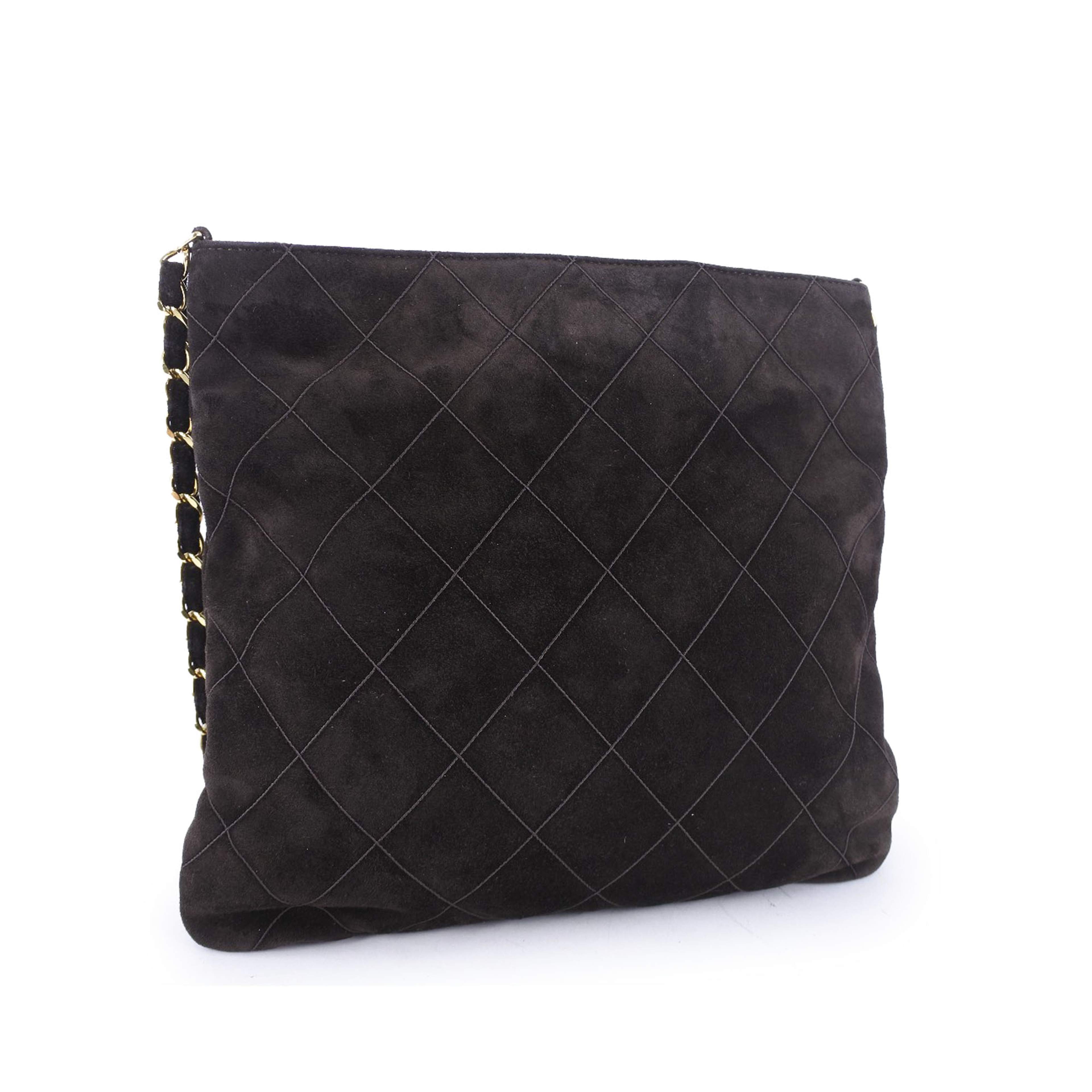 Chanel Quilted Suede Tassel Crossbody, från Luxclusif, i färgen dark brown. Klicka för att öppna bilden i stort format