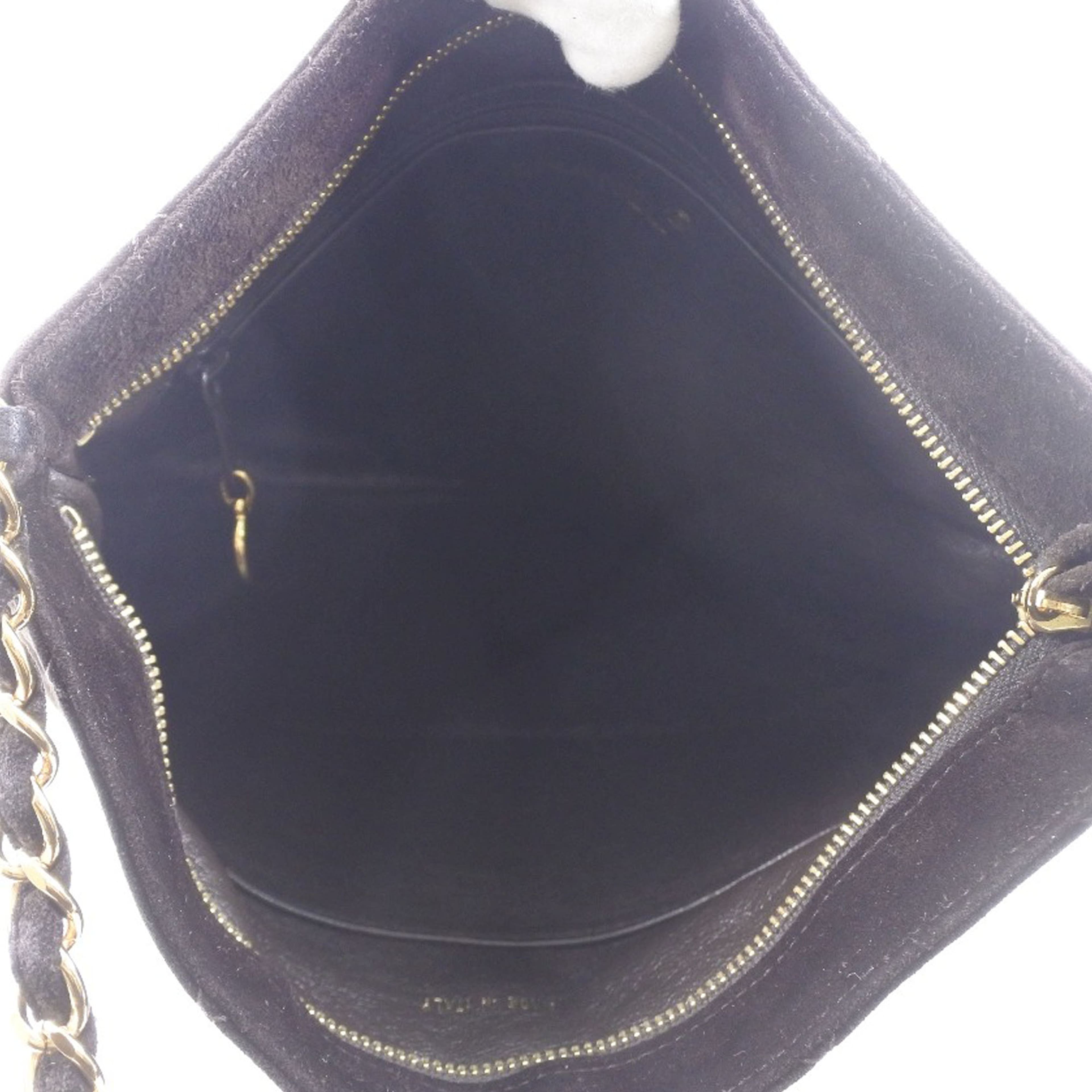 Chanel Quilted Suede Tassel Crossbody, från Luxclusif, i färgen dark brown. Klicka för att öppna bilden i stort format