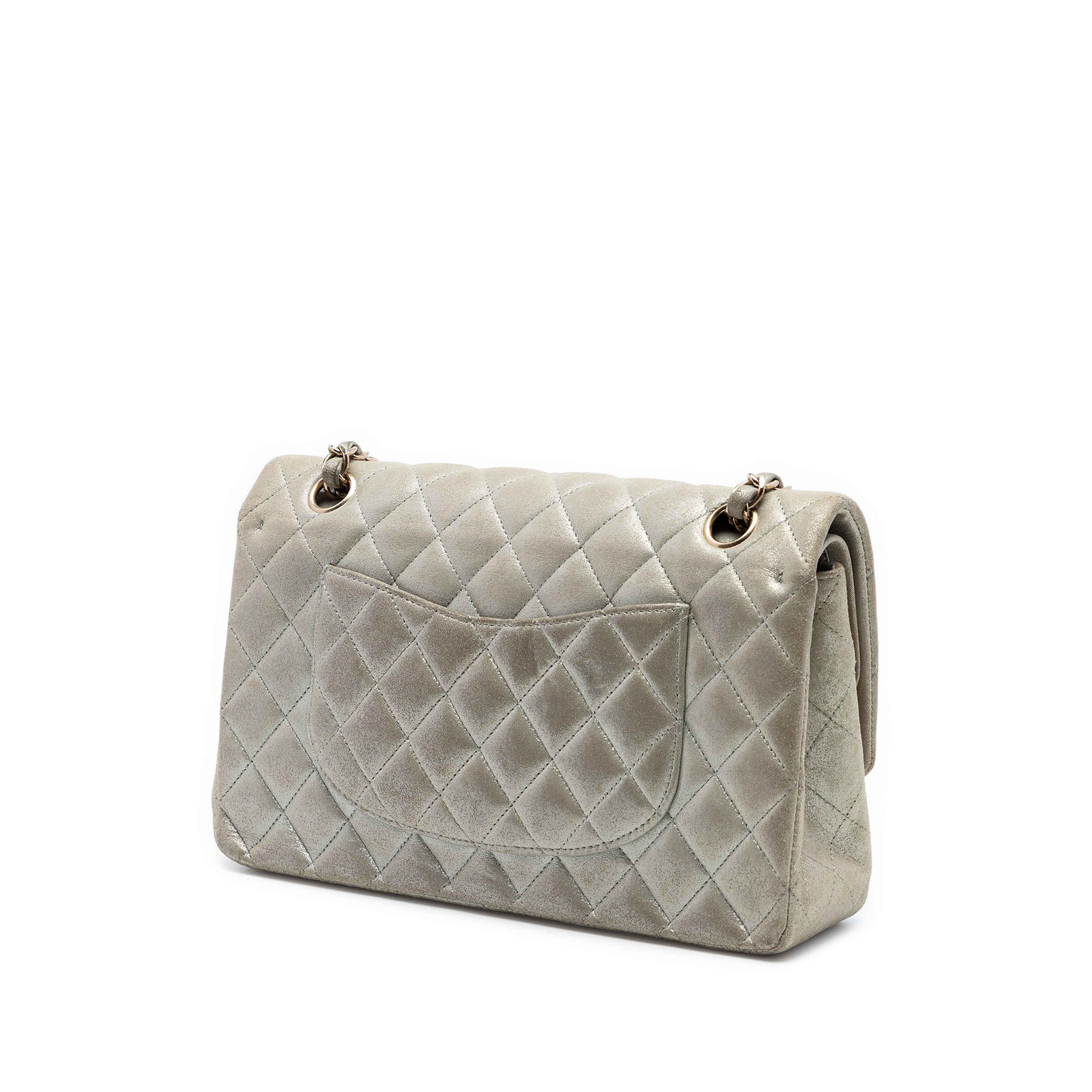 Chanel Medium Classic Iridescent Lambskin Double Flap, från Luxclusif, i färgen silver. Klicka för att öppna bilden i stort format