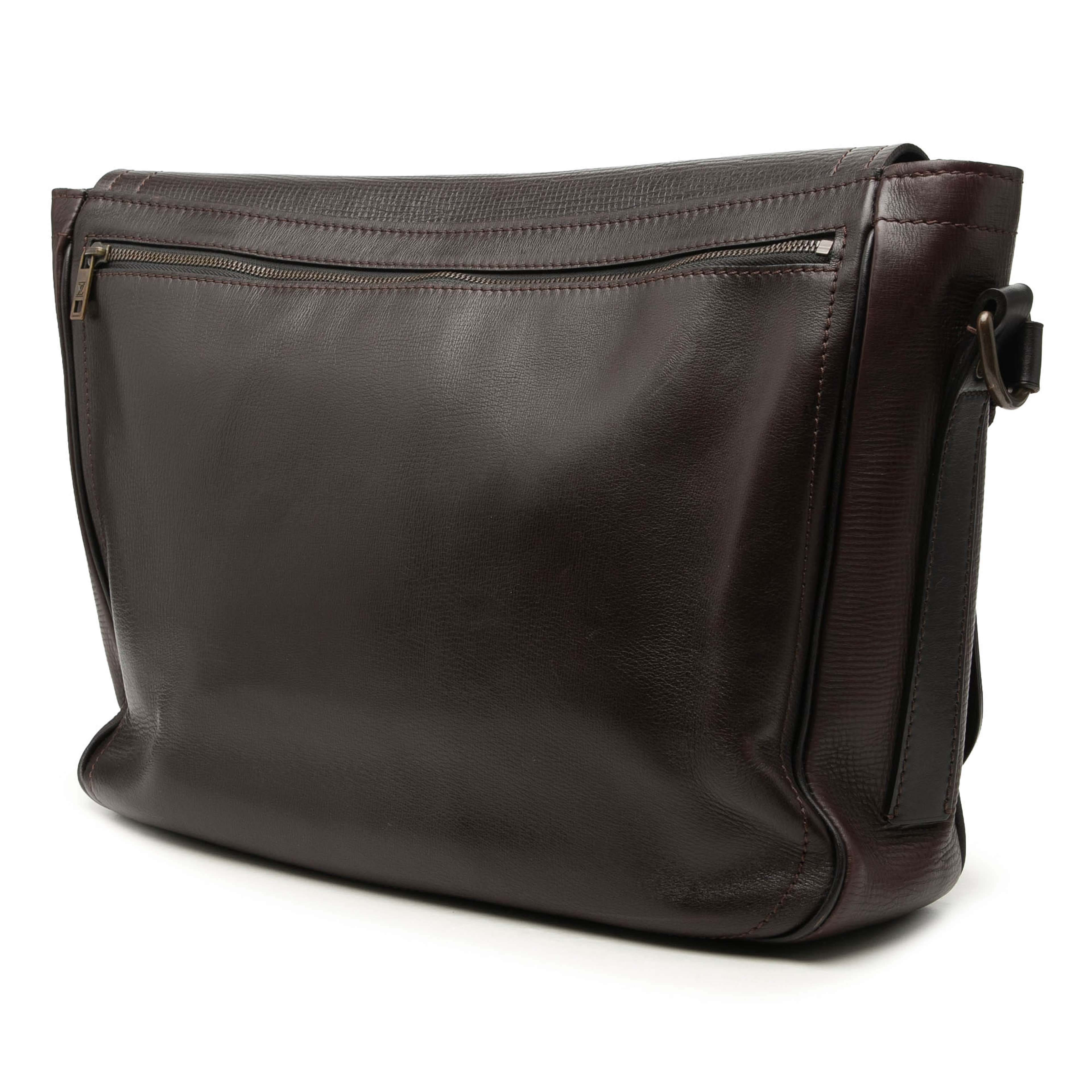 Louis Vuitton Utah Omaha, från Luxclusif, i färgen brun. Klicka för att öppna bilden i stort format