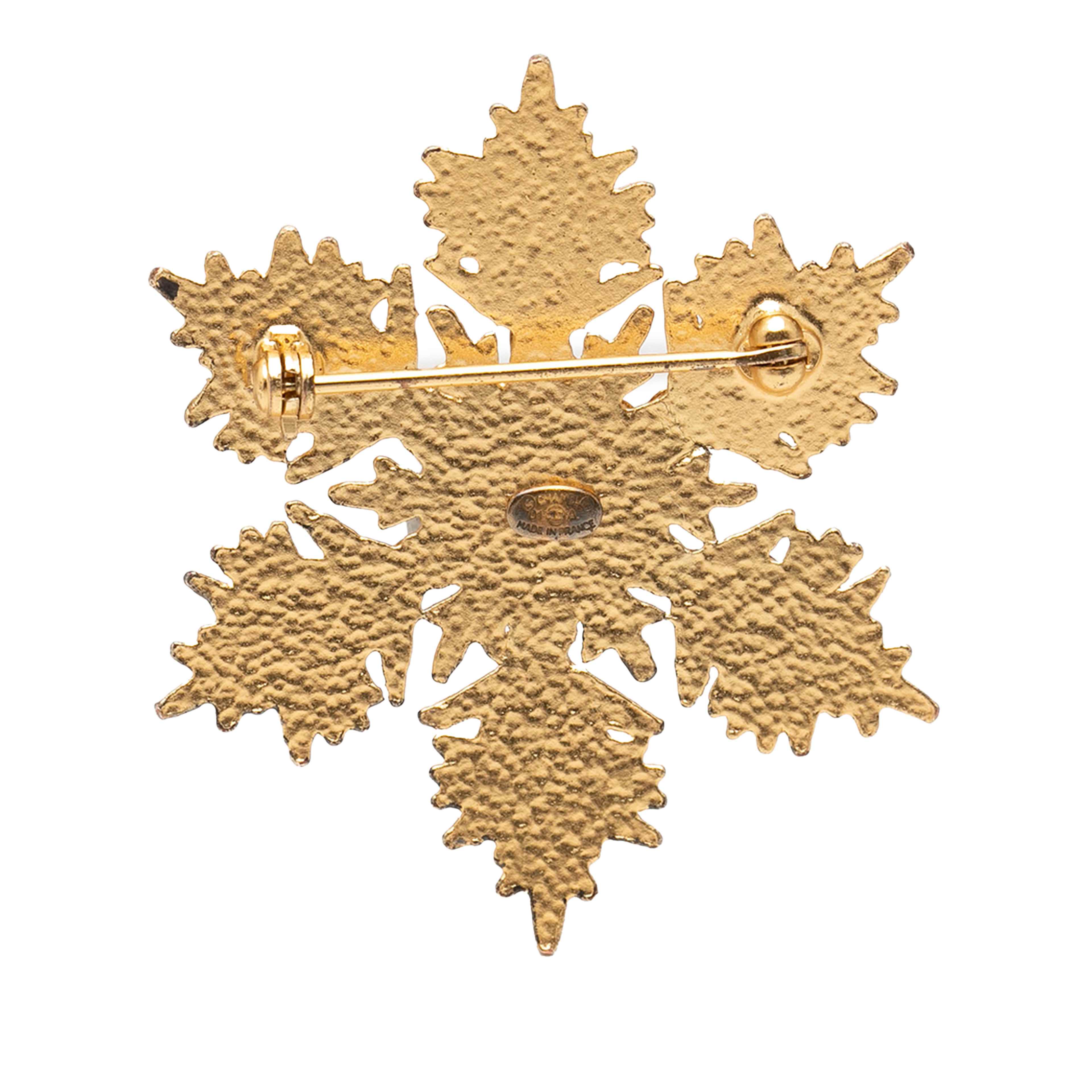 Chanel Cc Gold Plated Crystal Snowflake Pin Brooch, från Luxclusif, i färgen guld. Klicka för att öppna bilden i stort format