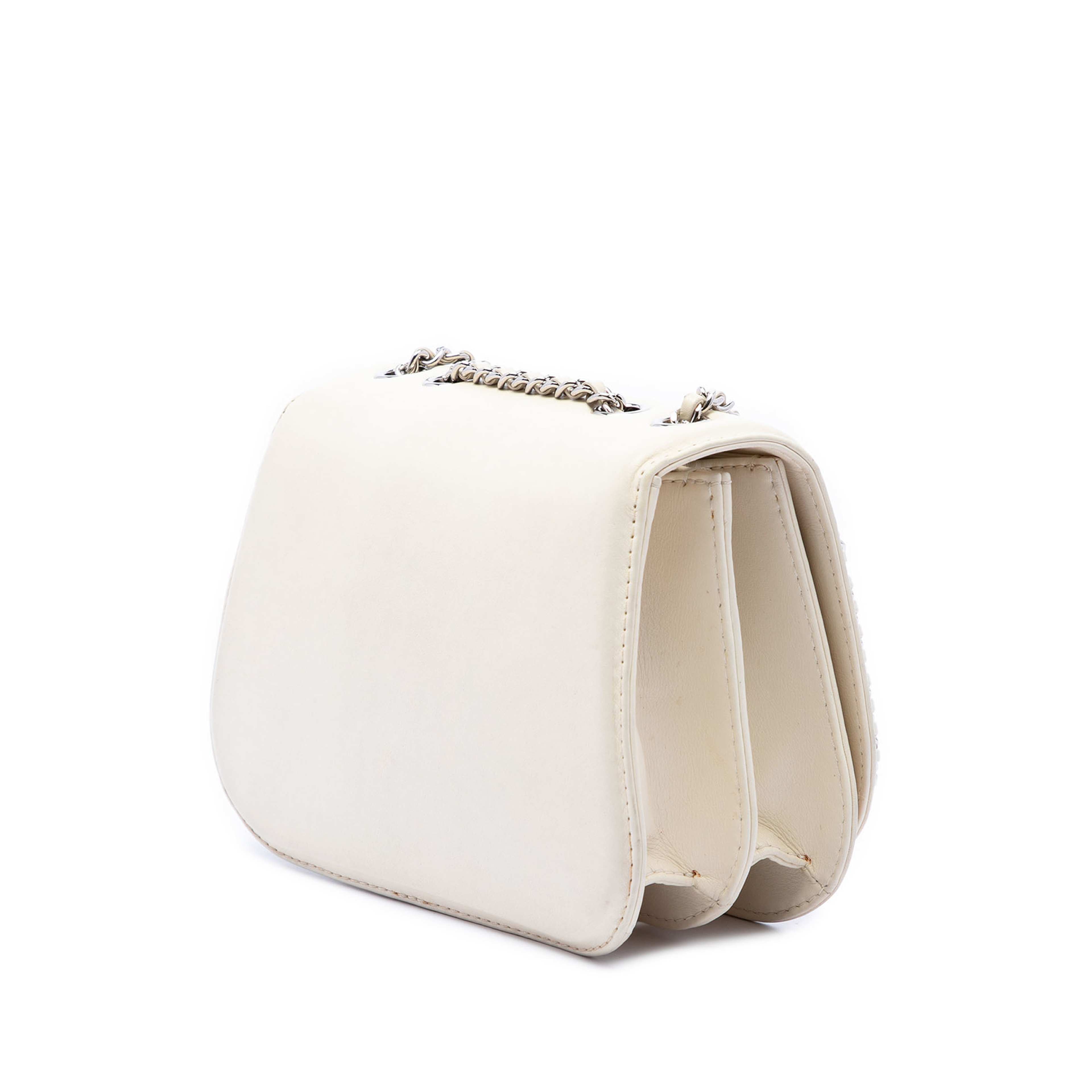 Chanel Small Calfskin Braided Chic Flap, från Luxclusif, i färgen vit. Klicka för att öppna bilden i stort format