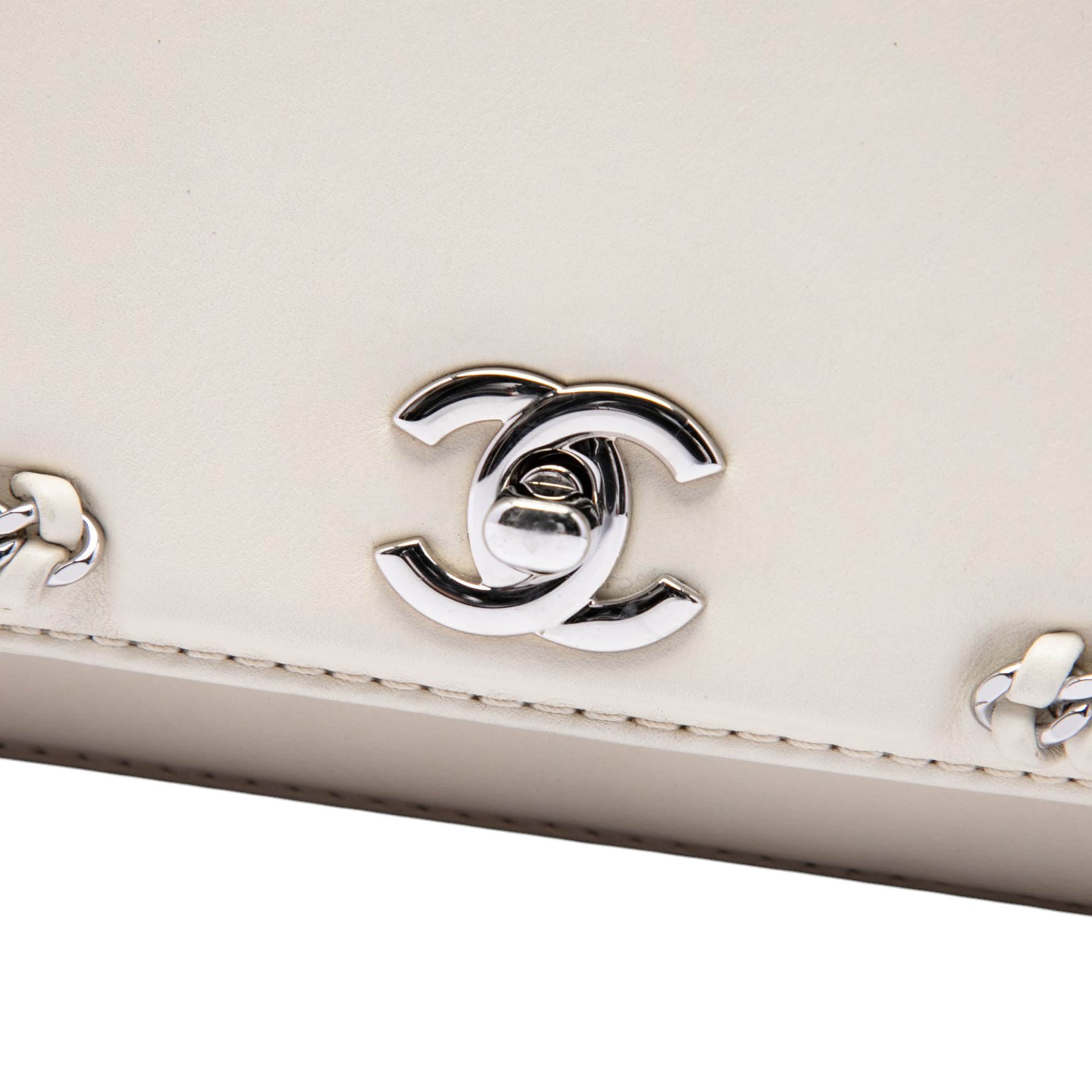 Chanel Small Calfskin Braided Chic Flap, från Luxclusif, i färgen vit. Klicka för att öppna bilden i stort format