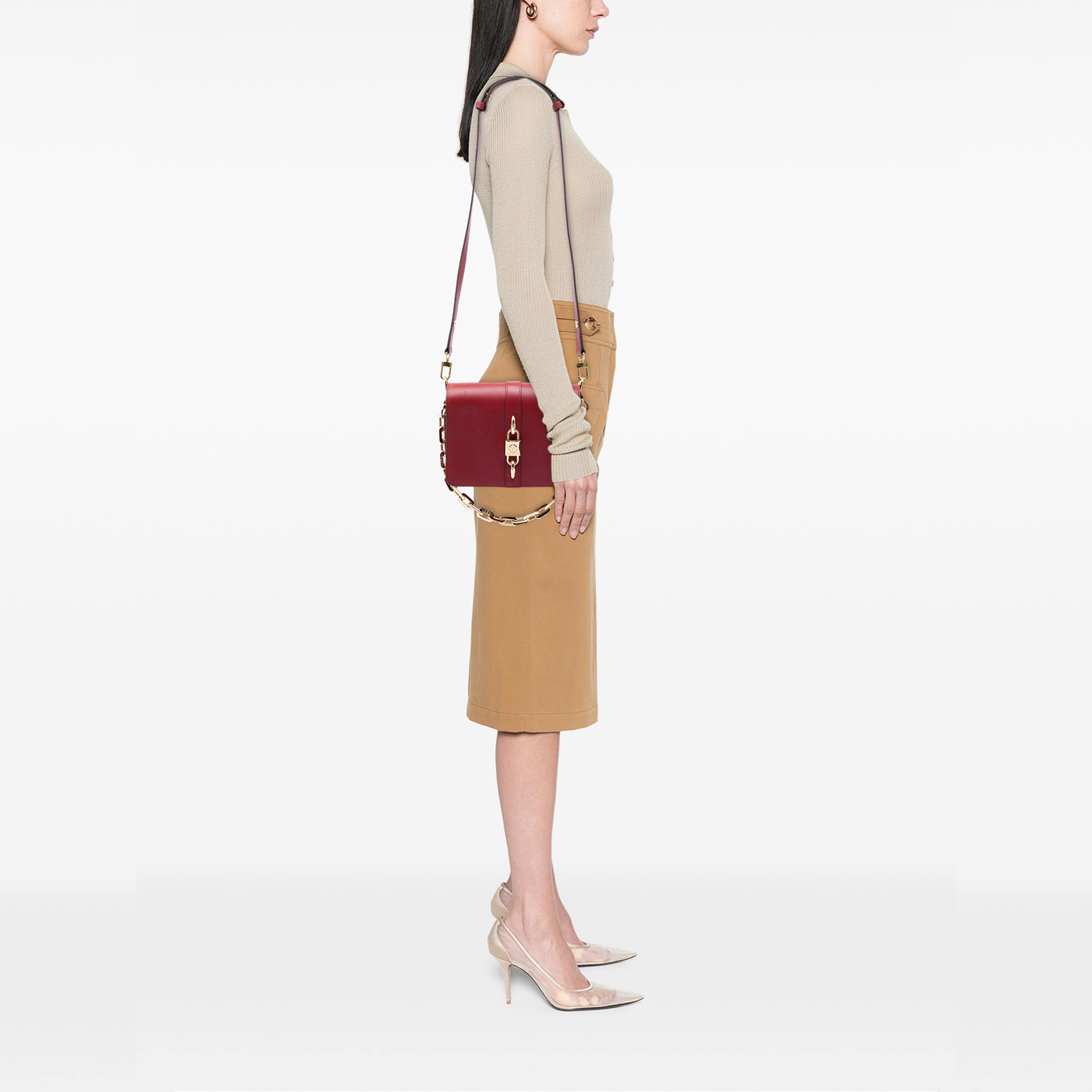 Louis Vuitton Calfskin Rendez Vous, från Luxclusif, i färgen röd. Klicka för att öppna bilden i stort format