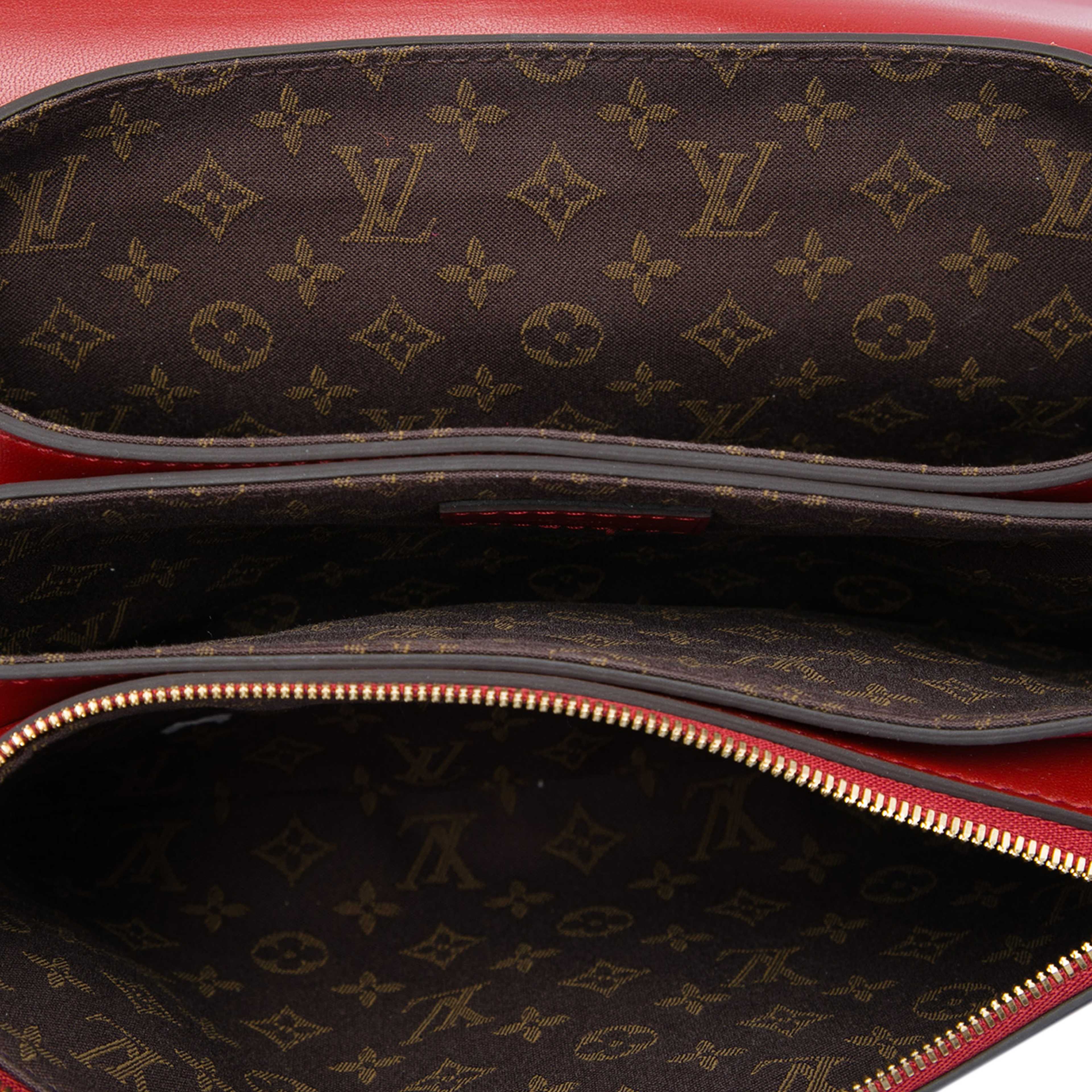 Louis Vuitton Calfskin Rendez Vous, från Luxclusif, i färgen röd. Klicka för att öppna bilden i stort format
