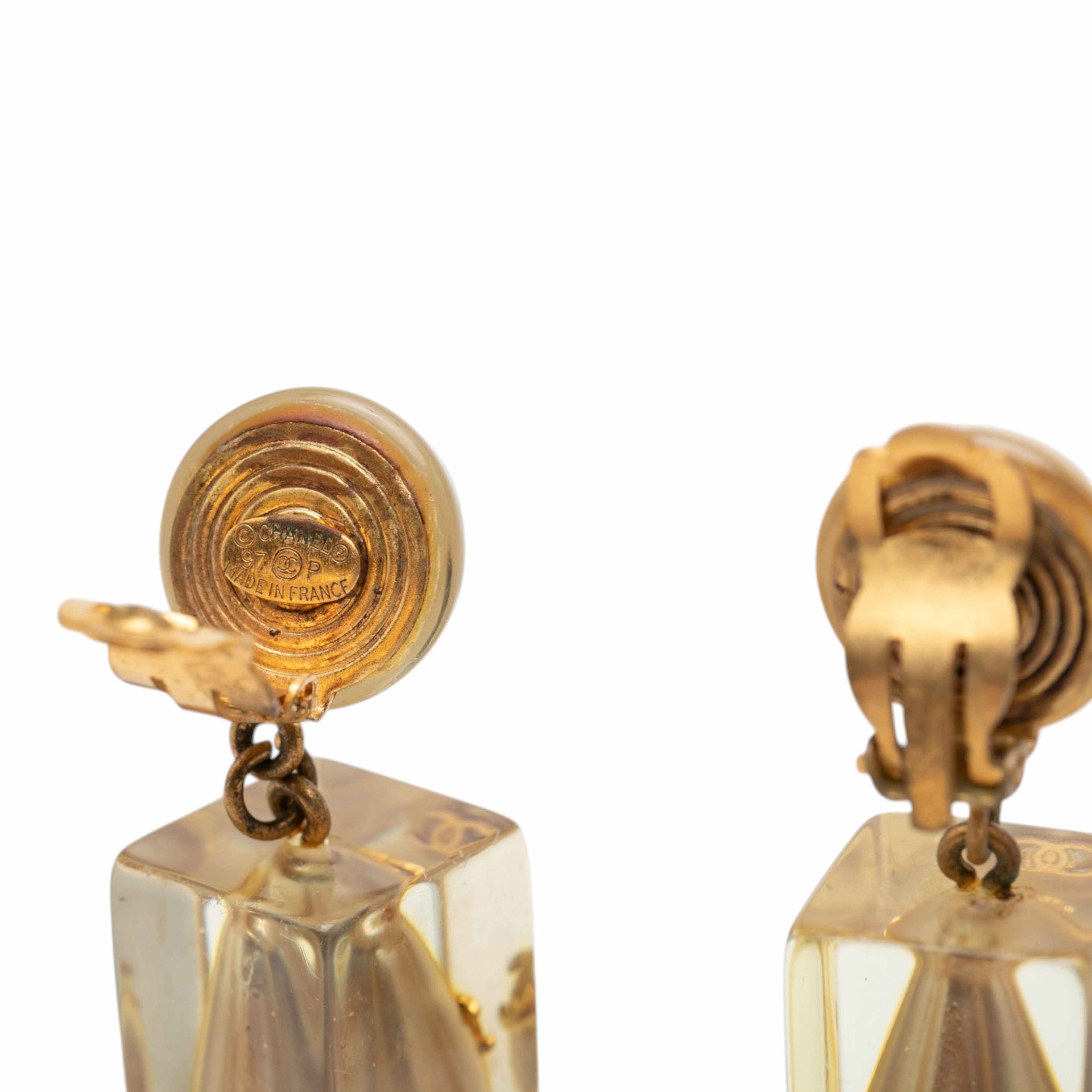 Chanel Cc Gold Plated Resin Faux Pearl Cube Drop Clip On Earrings, från Luxclusif, i färgen guld. Klicka för att öppna bilden i stort format