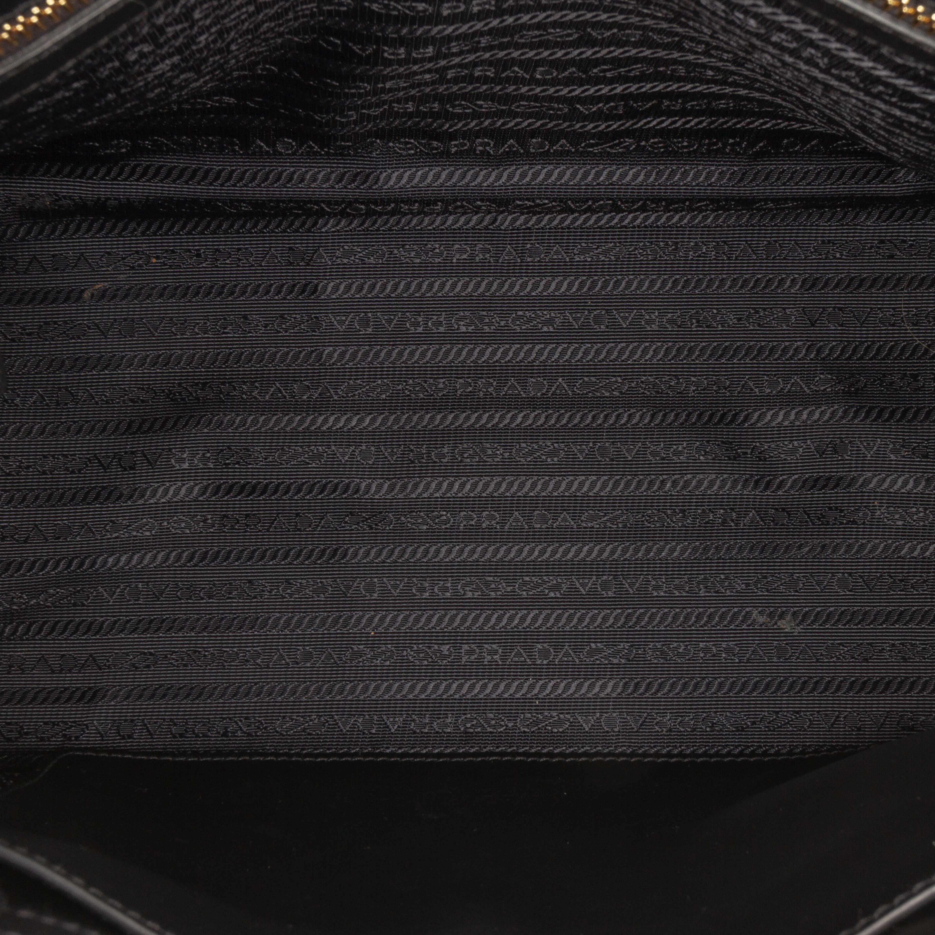 Prada City Calf Bibliotheque Satchel, från Luxclusif, i färgen red. Klicka för att öppna bilden i stort format