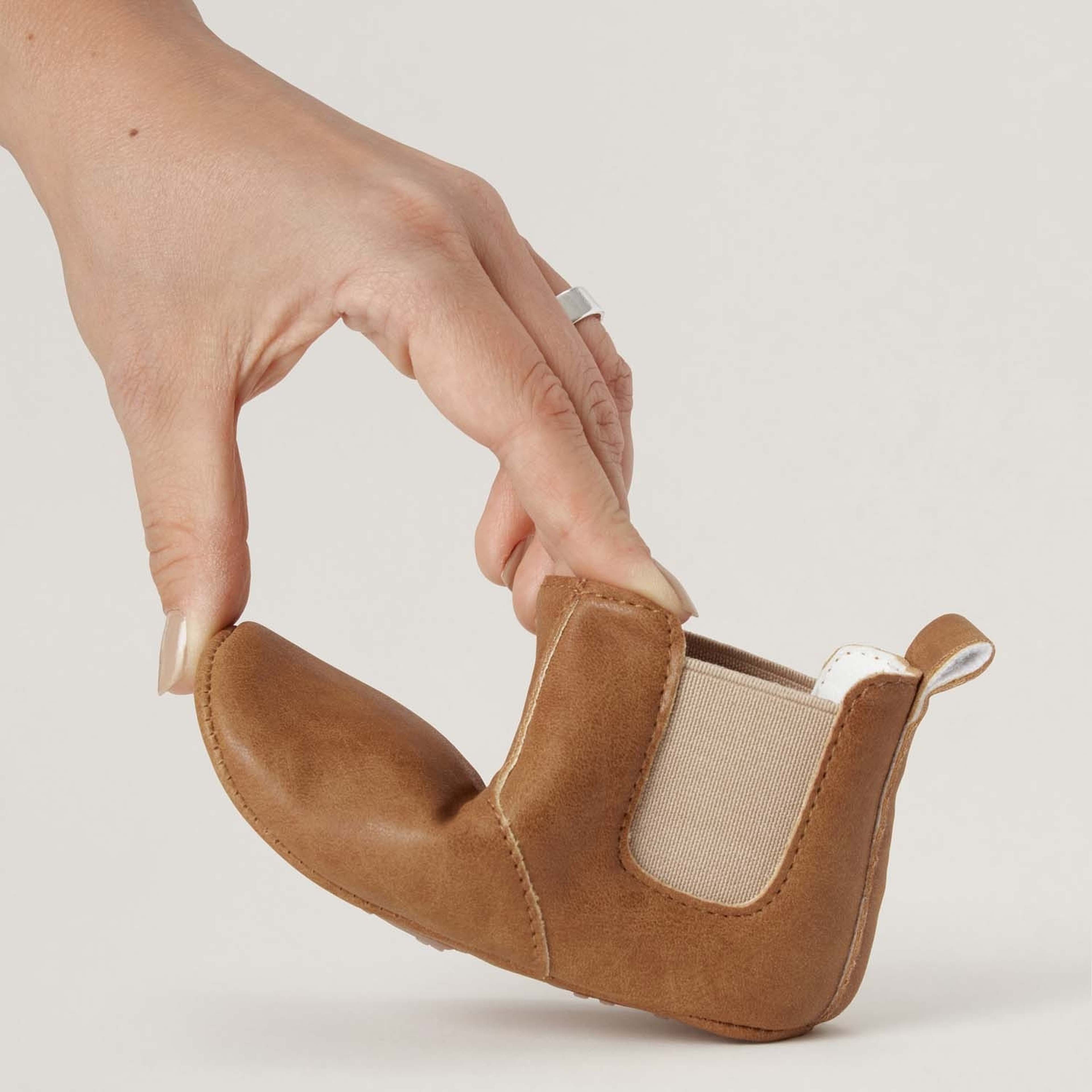 Wonderland Boots, från BabyMocs, i färgen brown. Klicka för att öppna bilden i stort format