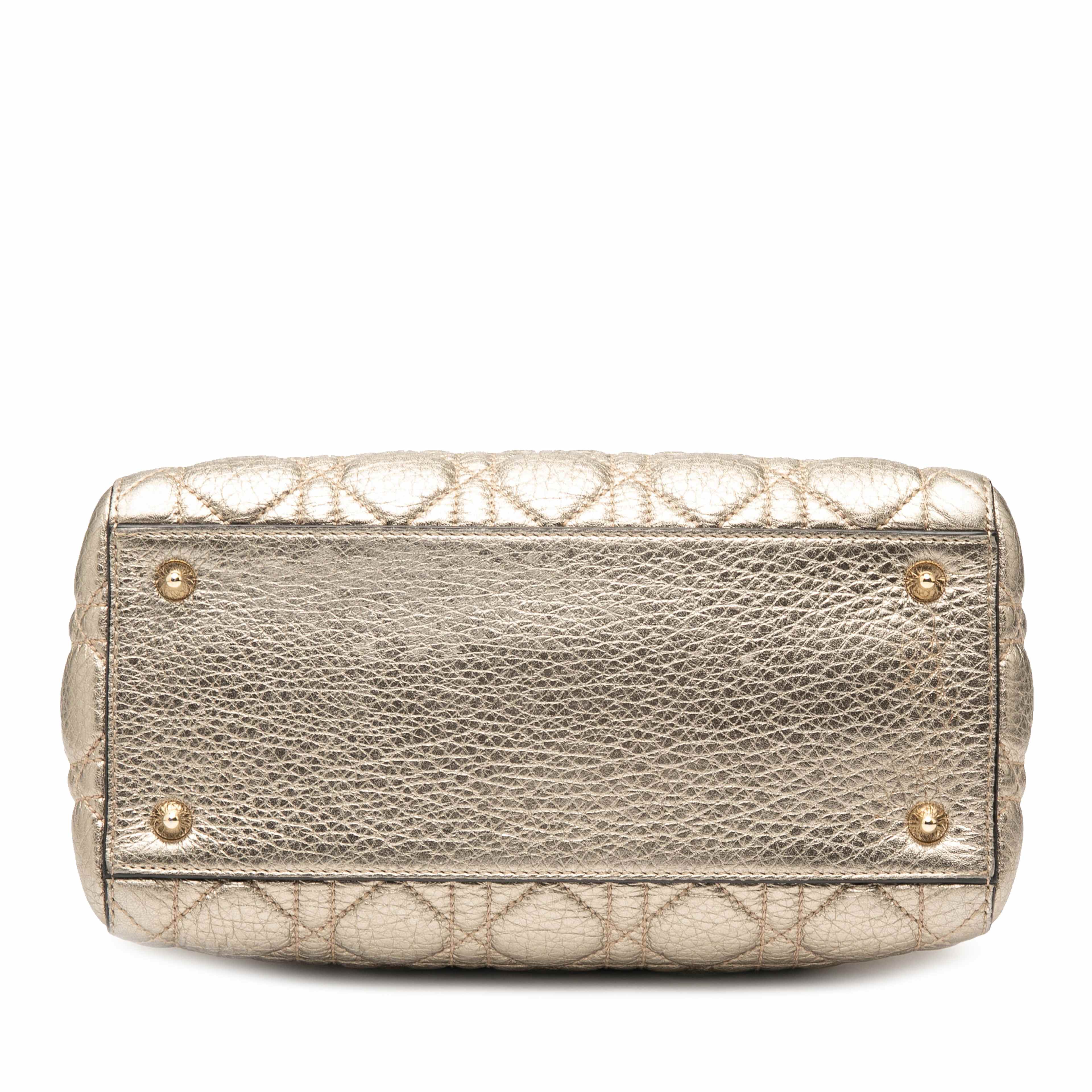 Dior Medium Metallic Grained Calfskin Cannage Supple Lady Dior, från Luxclusif, i färgen light gold. Klicka för att öppna bilden i stort format