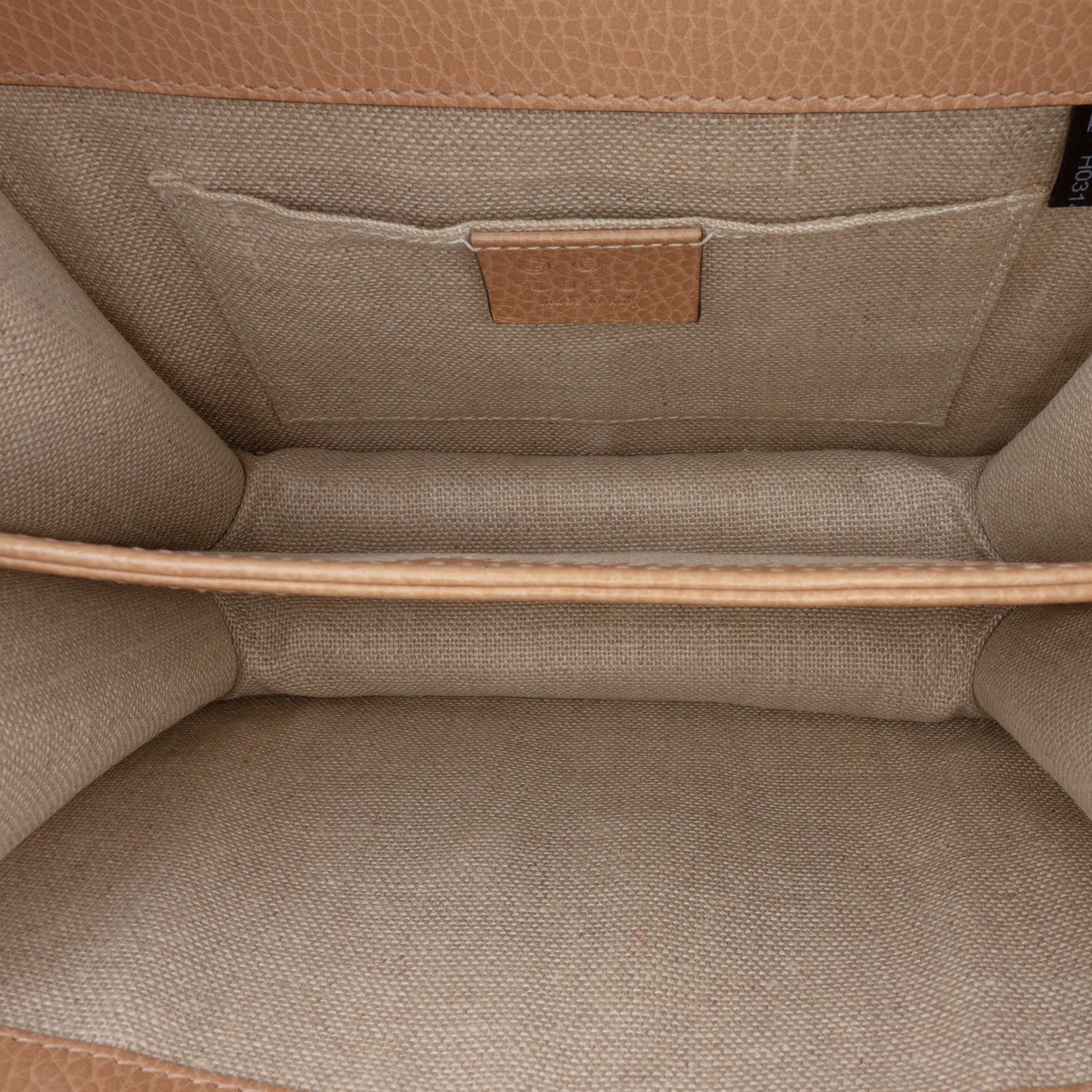 Gucci Small Dollar Calfskin Interlocking G Crossbody, från Luxclusif, i färgen beige. Klicka för att öppna bilden i stort format