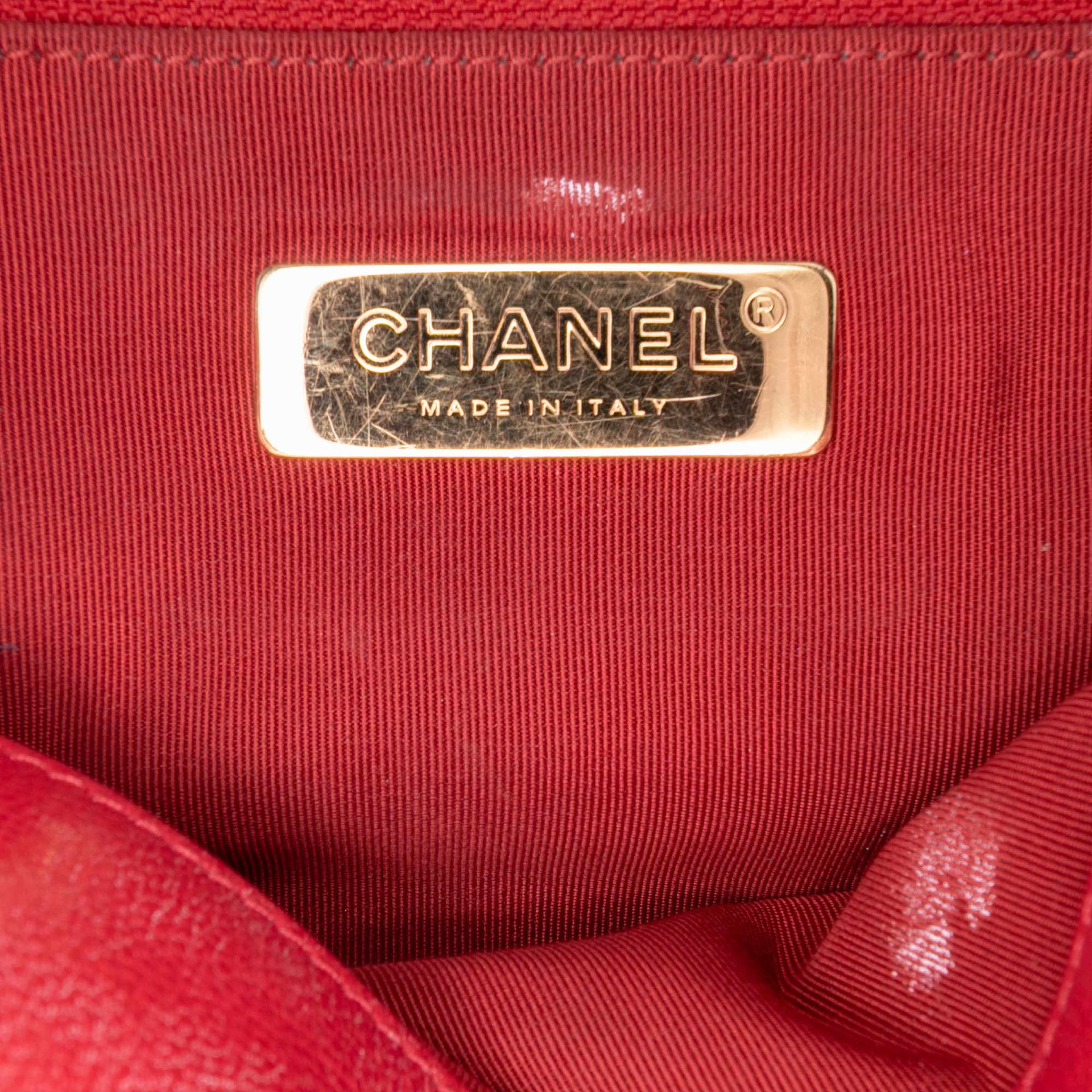 Chanel Maxi Lambskin 19 Flap, från Luxclusif, i färgen red. Klicka för att öppna bilden i stort format