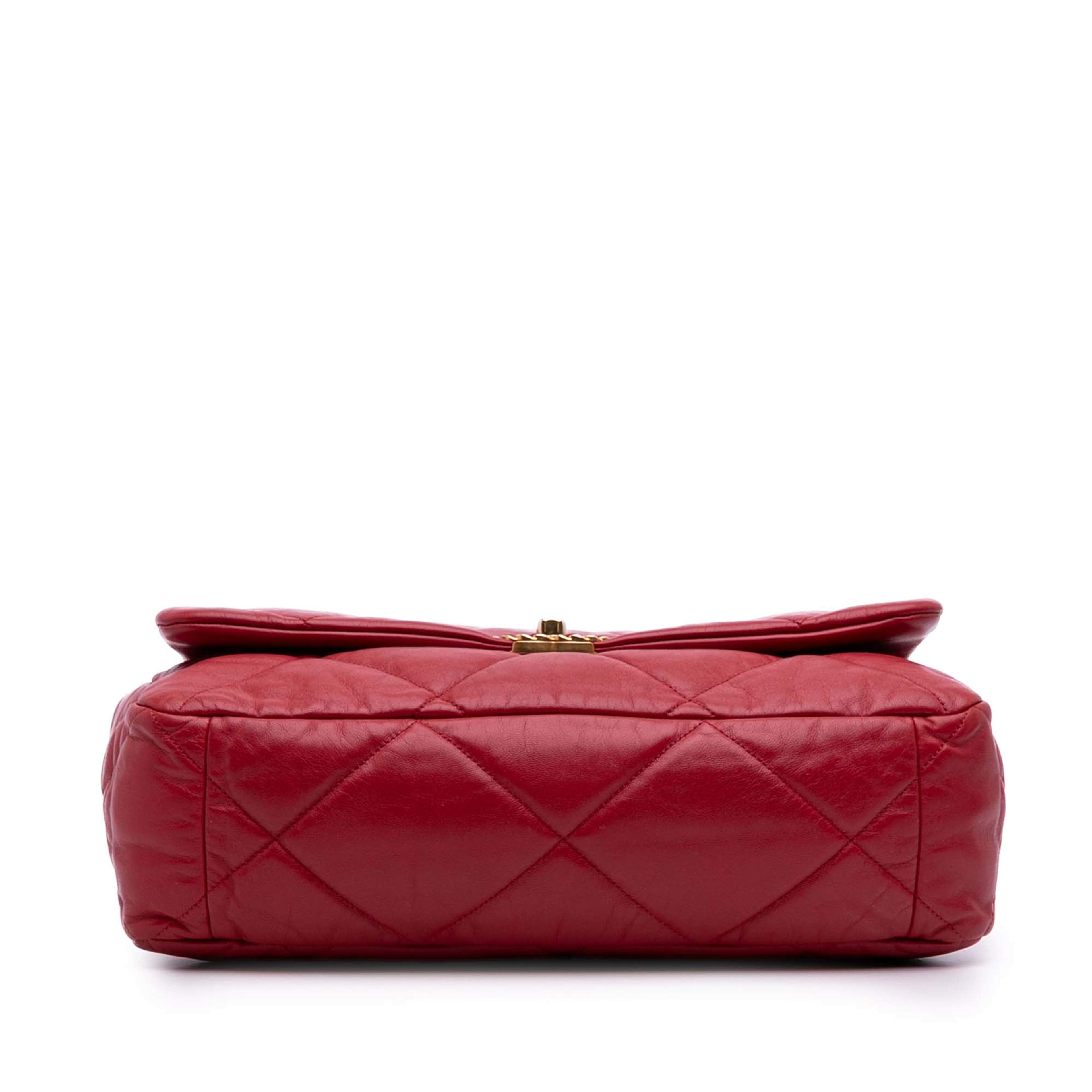 Chanel Maxi Lambskin 19 Flap, från Luxclusif, i färgen red. Klicka för att öppna bilden i stort format