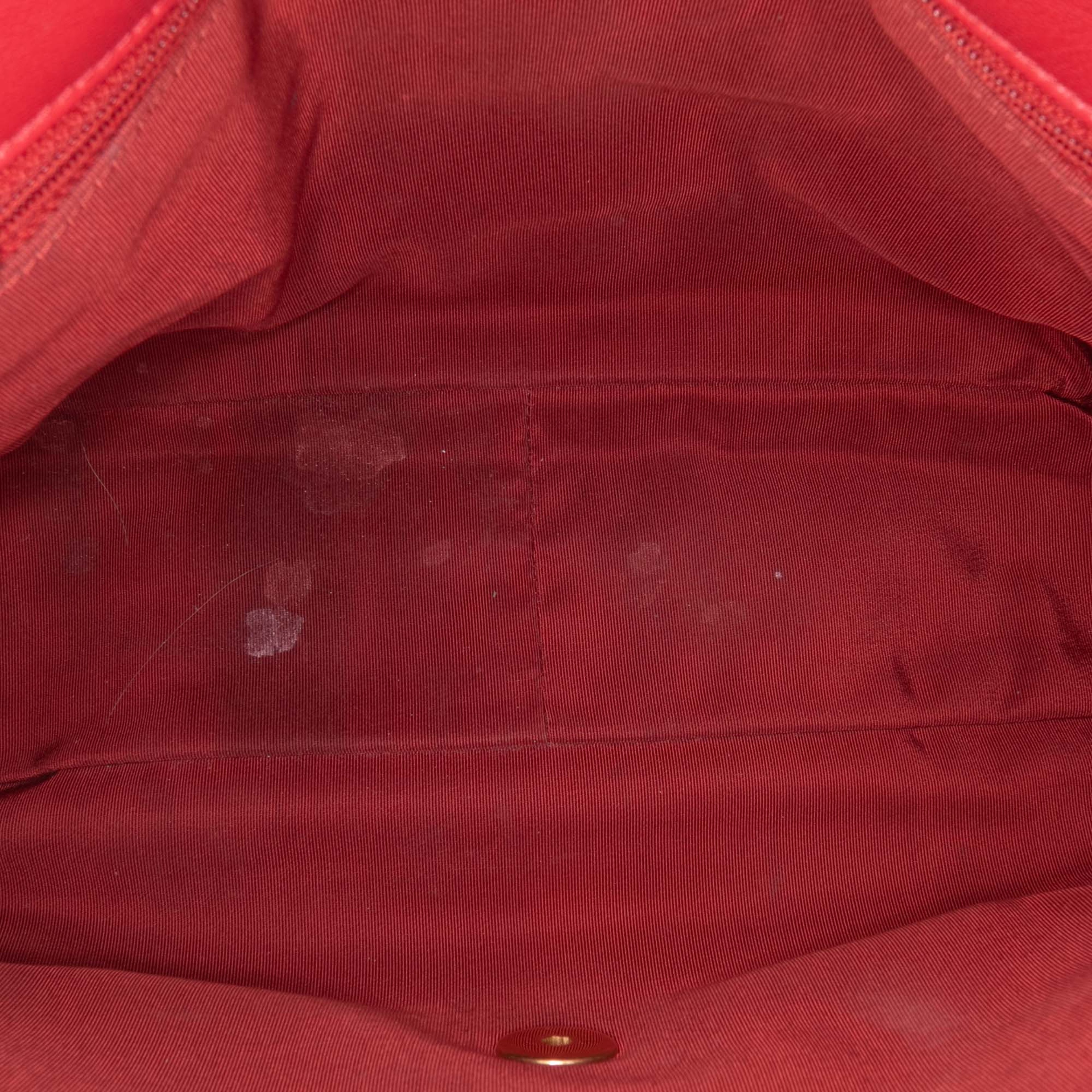 Chanel Maxi Lambskin 19 Flap, från Luxclusif, i färgen red. Klicka för att öppna bilden i stort format