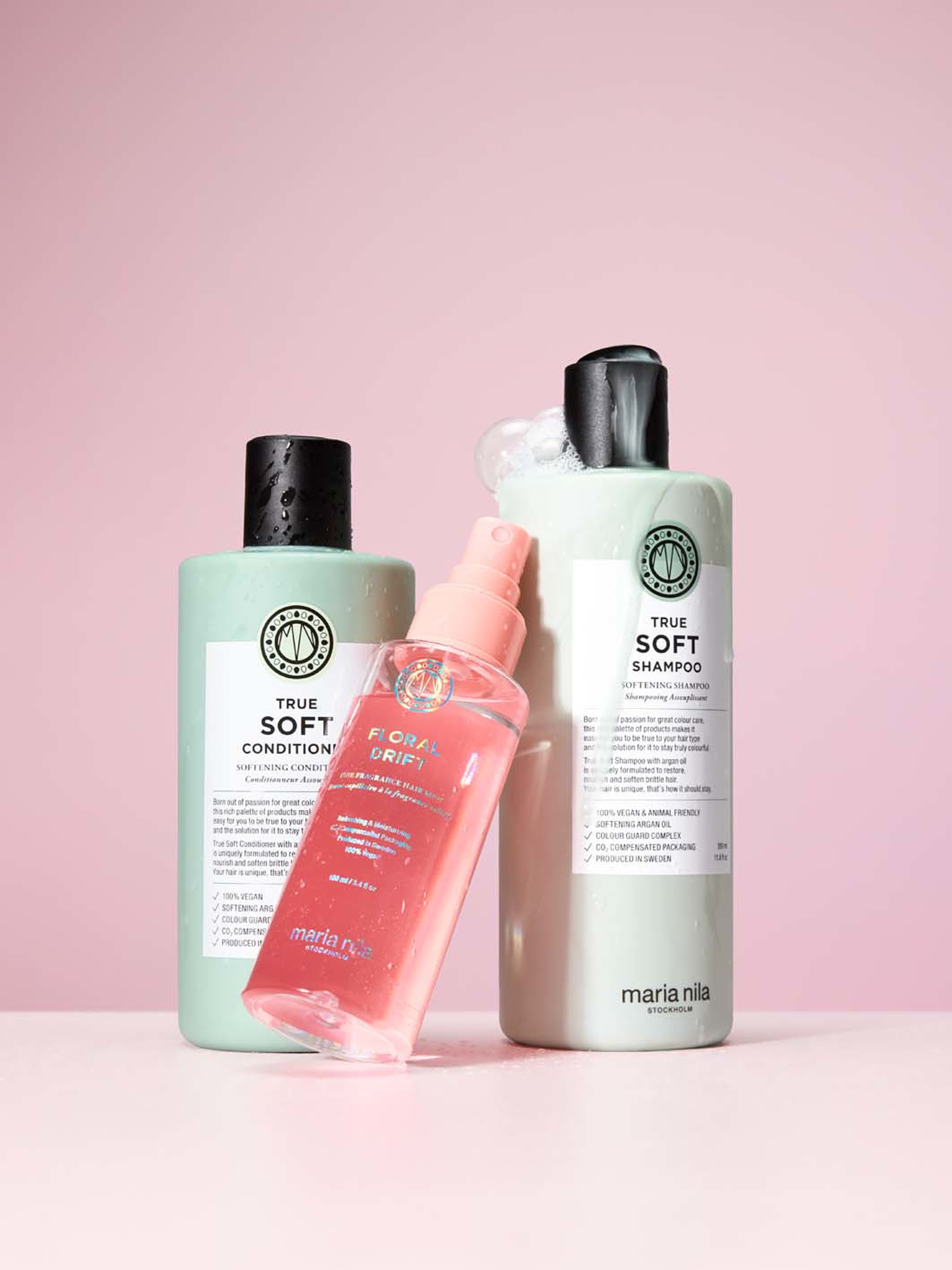 BEAUTY BAG SS25 TRUE SOFT, från Maria Nila. Klicka för att öppna bilden i stort format